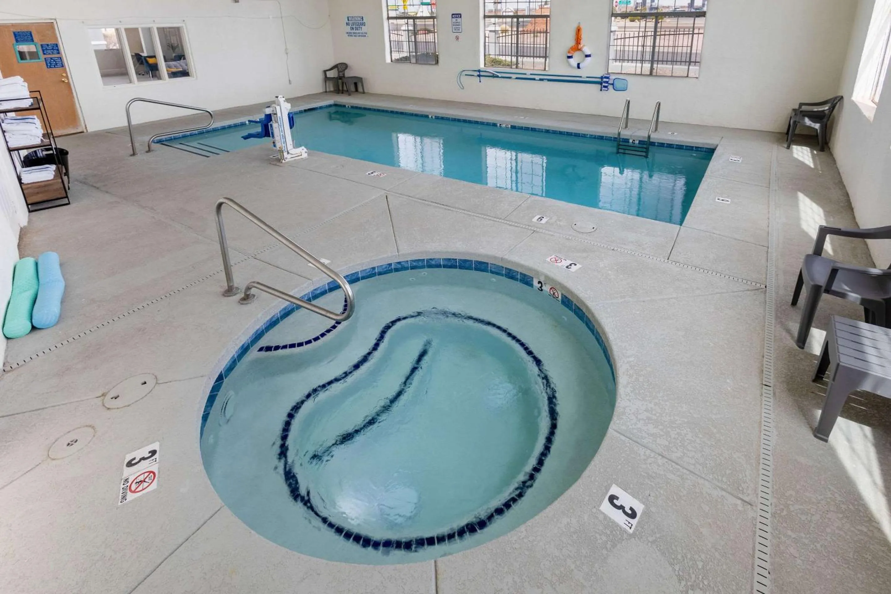 Swimming pool in Quality Inn Winslow I-40