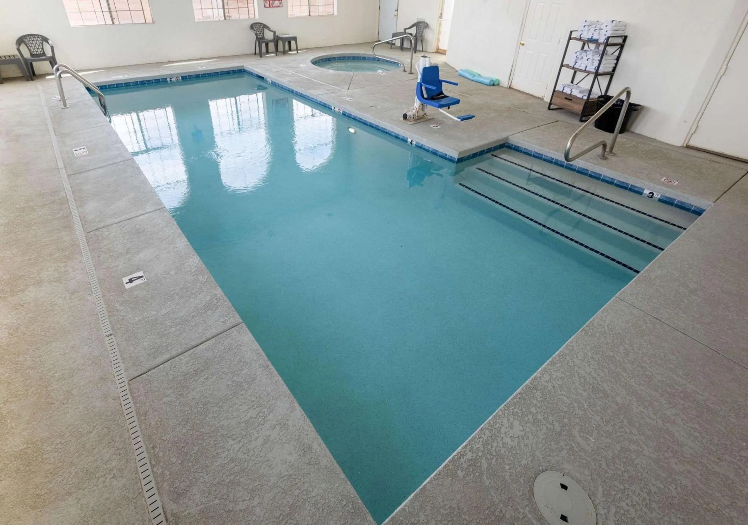 Swimming pool in Quality Inn Winslow I-40