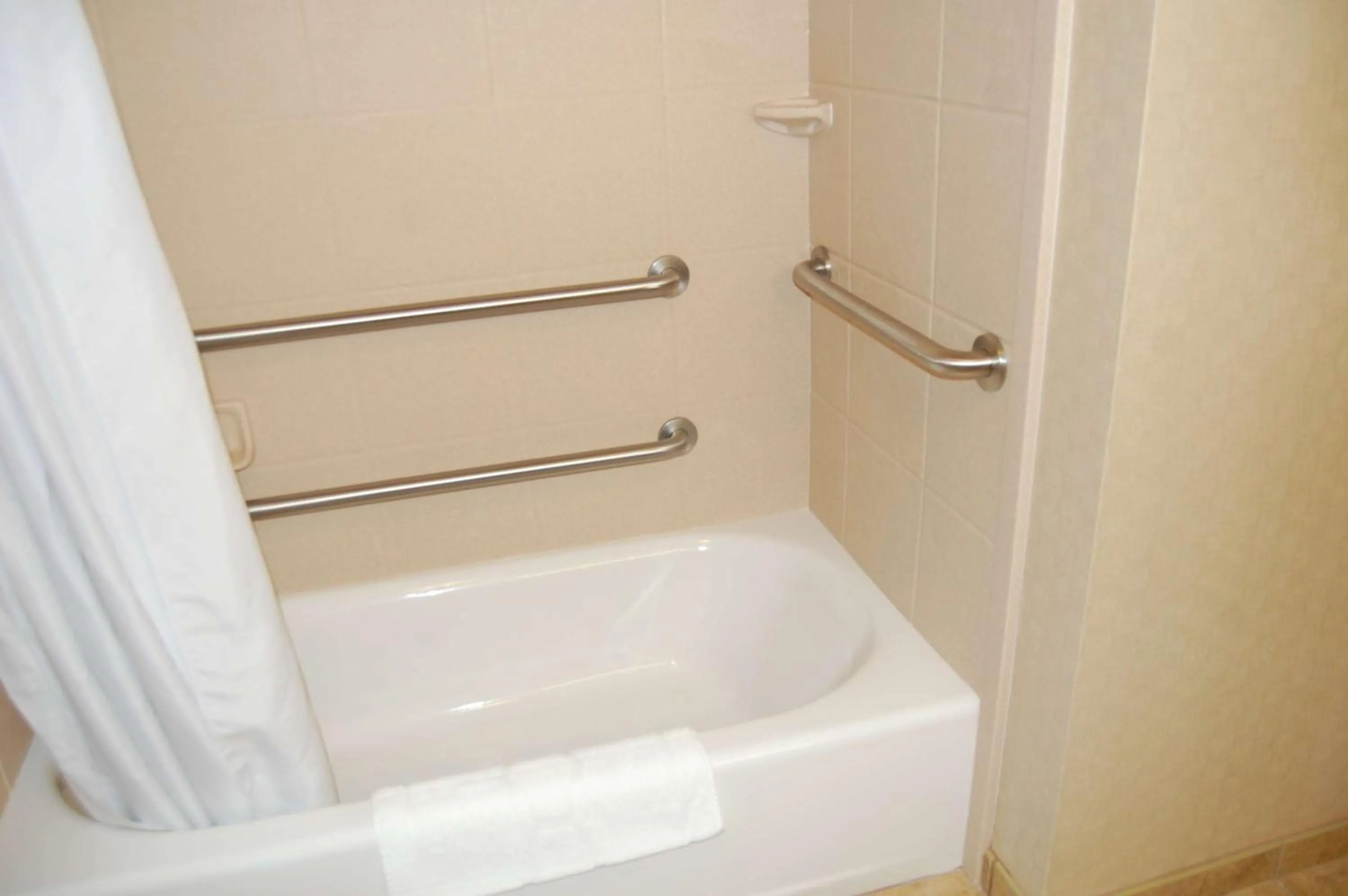 Bathroom in Hampton Inn Sidney