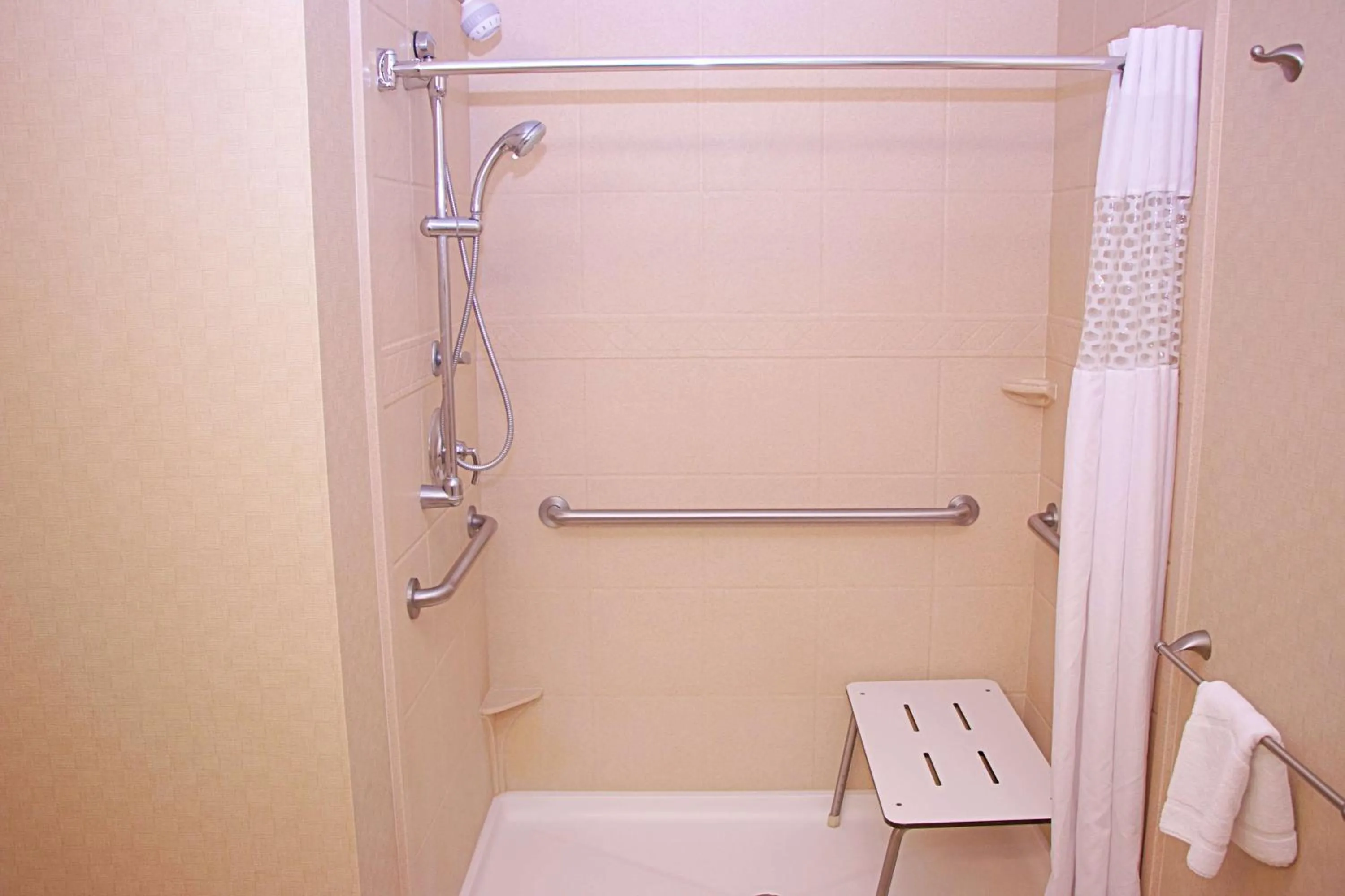 Bathroom in Hampton Inn Sidney