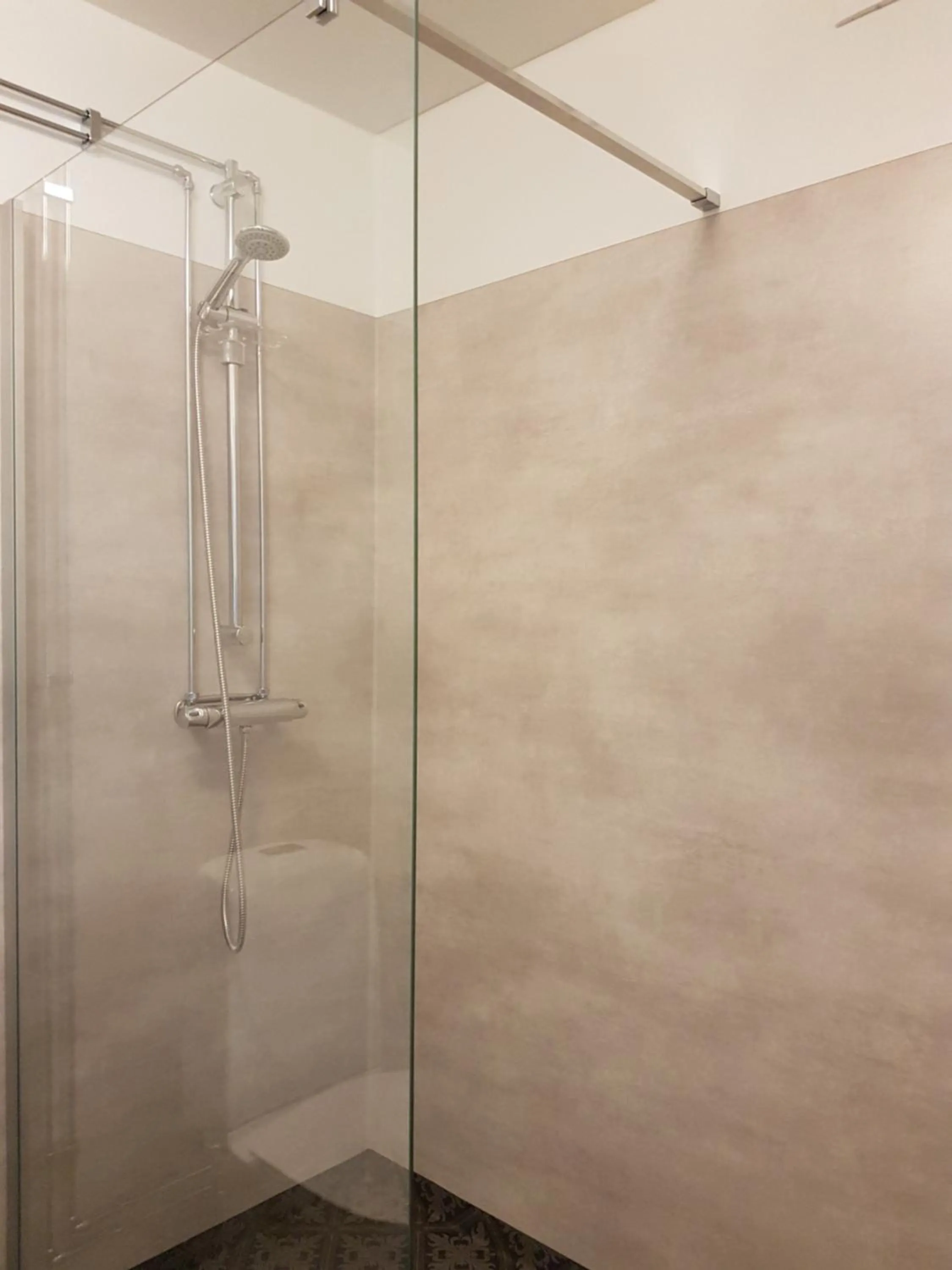 Shower in Den Sovande Älgen