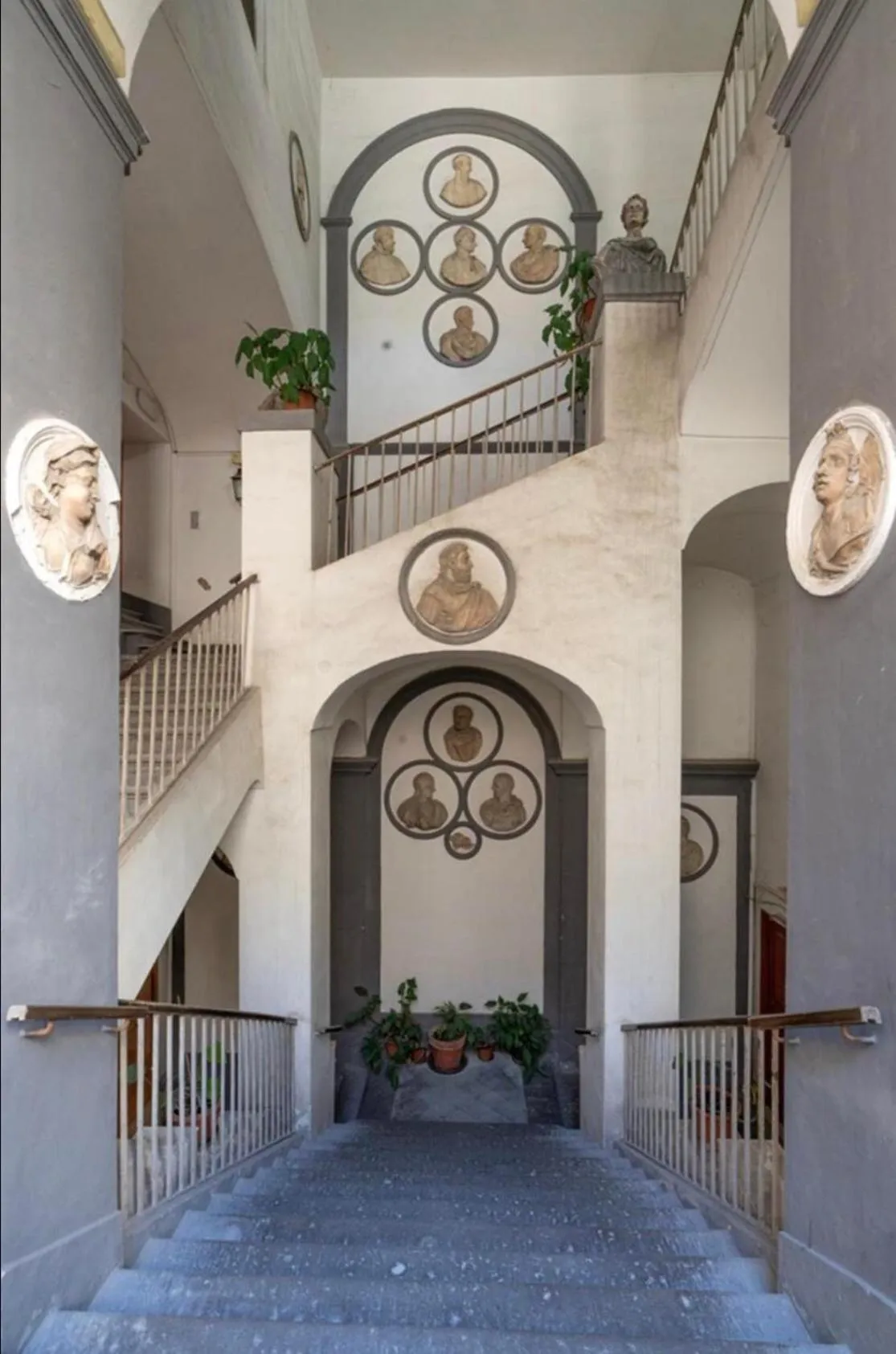 Facade/entrance in Chiaia Guest House