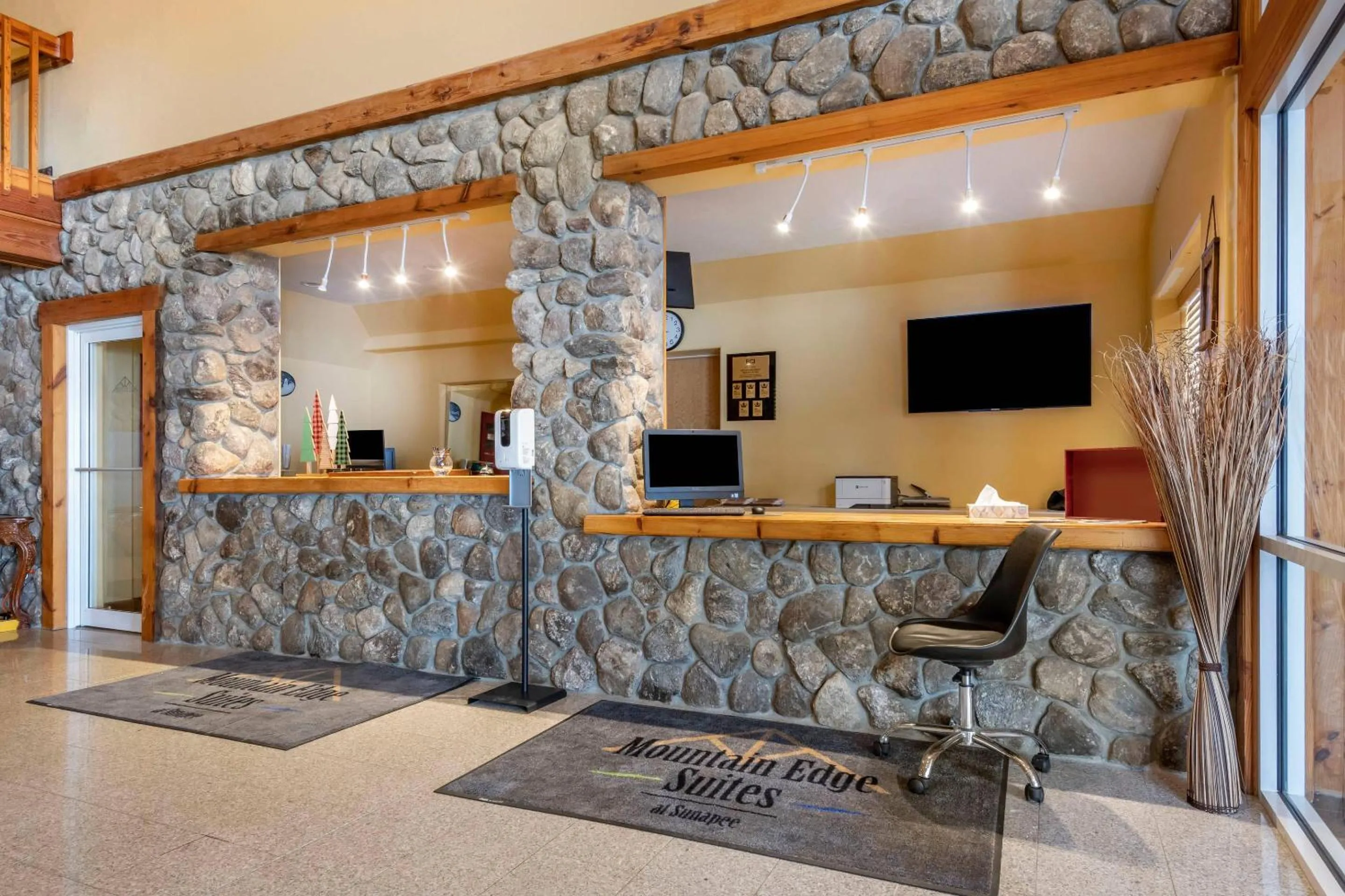 Lobby or reception in Mountain Edge Suites at Sunapee, an Ascend Collection Hotel