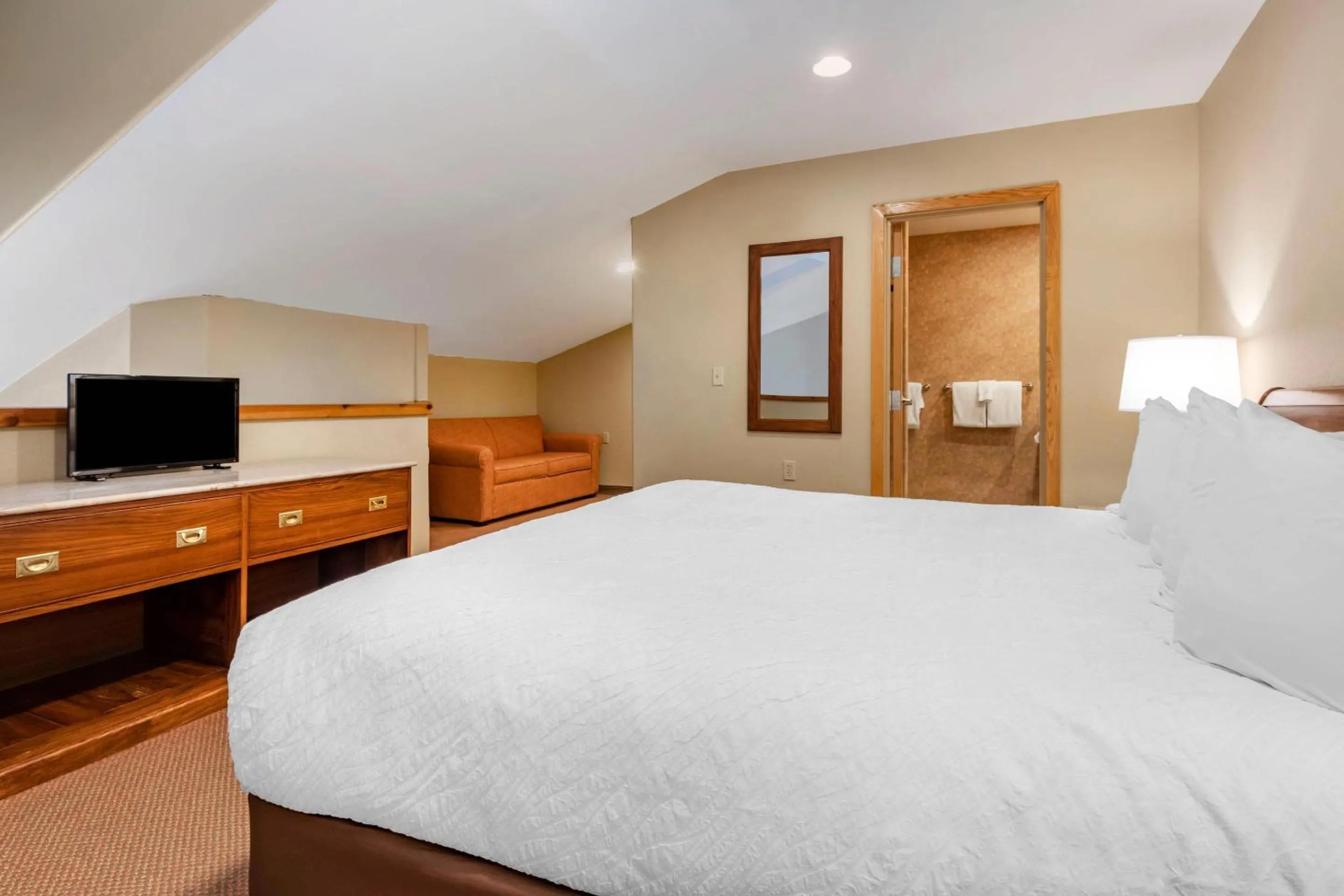 Bedroom, Bed in Mountain Edge Suites at Sunapee, an Ascend Collection Hotel