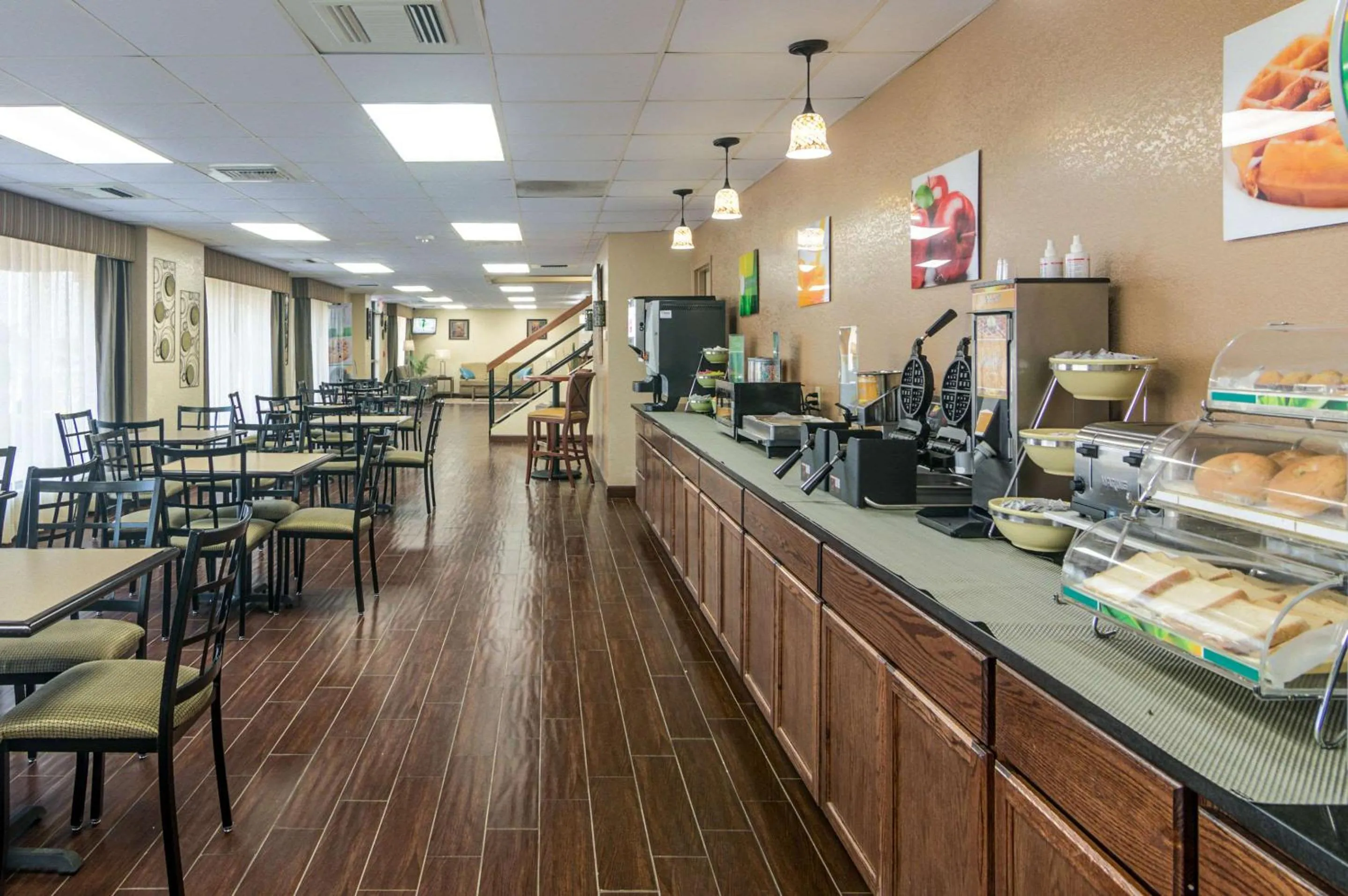 Restaurant/Places to Eat in Quality Inn Shawnee I-40
