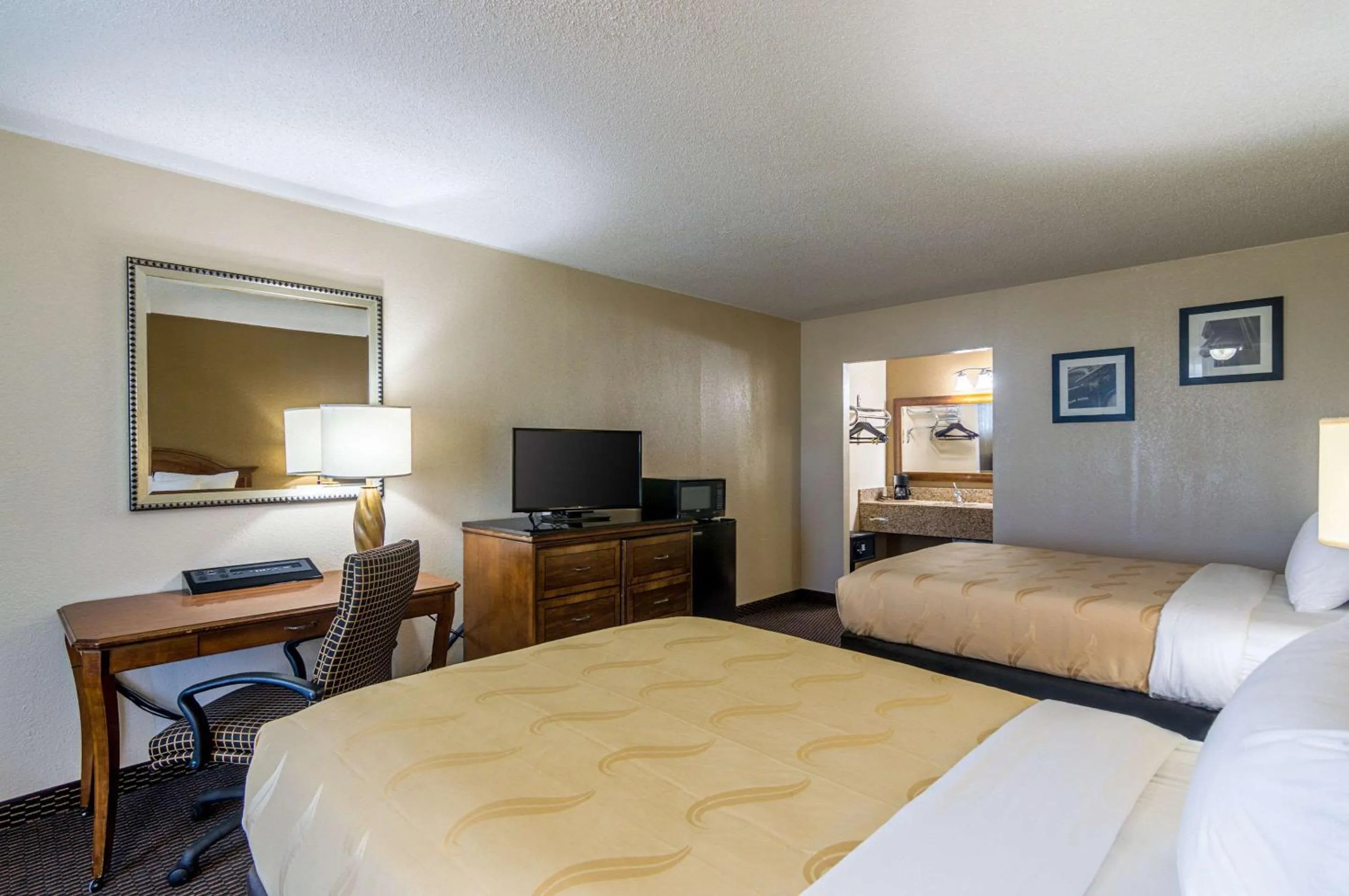 Photo of the whole room, TV/Entertainment Center in Quality Inn Shawnee I-40