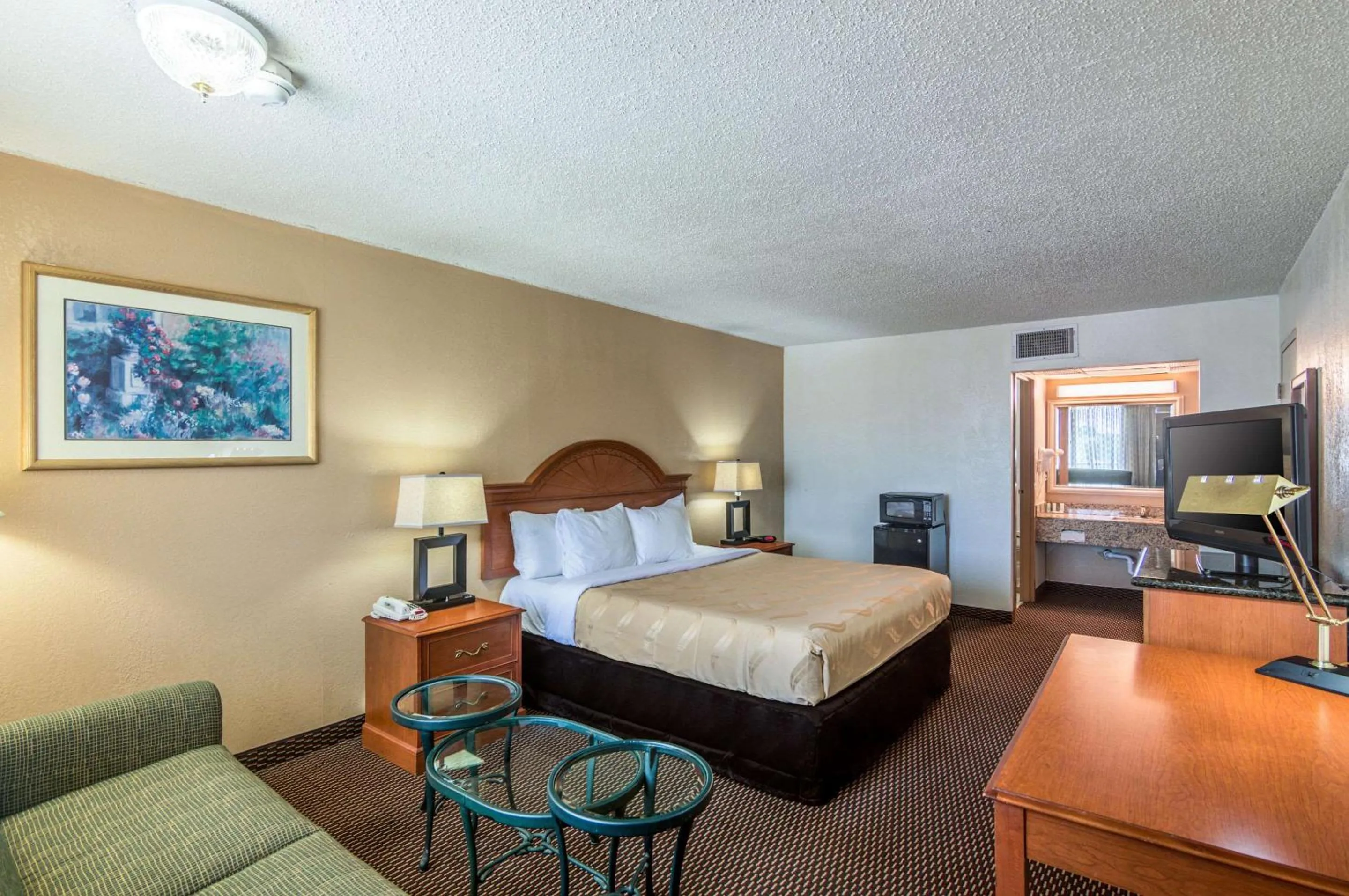 Photo of the whole room in Quality Inn Shawnee I-40