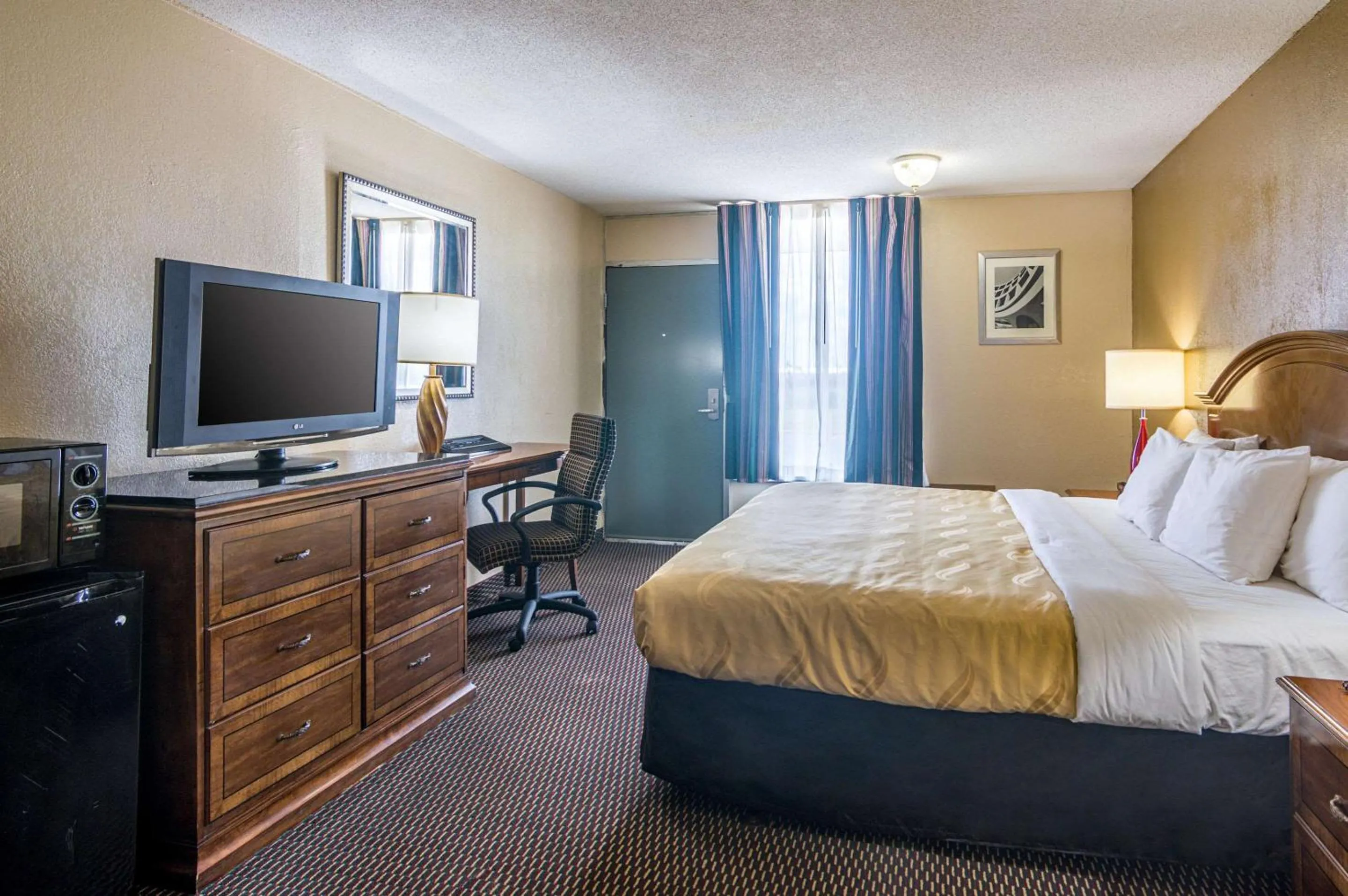 Photo of the whole room, TV/Entertainment Center in Quality Inn Shawnee I-40