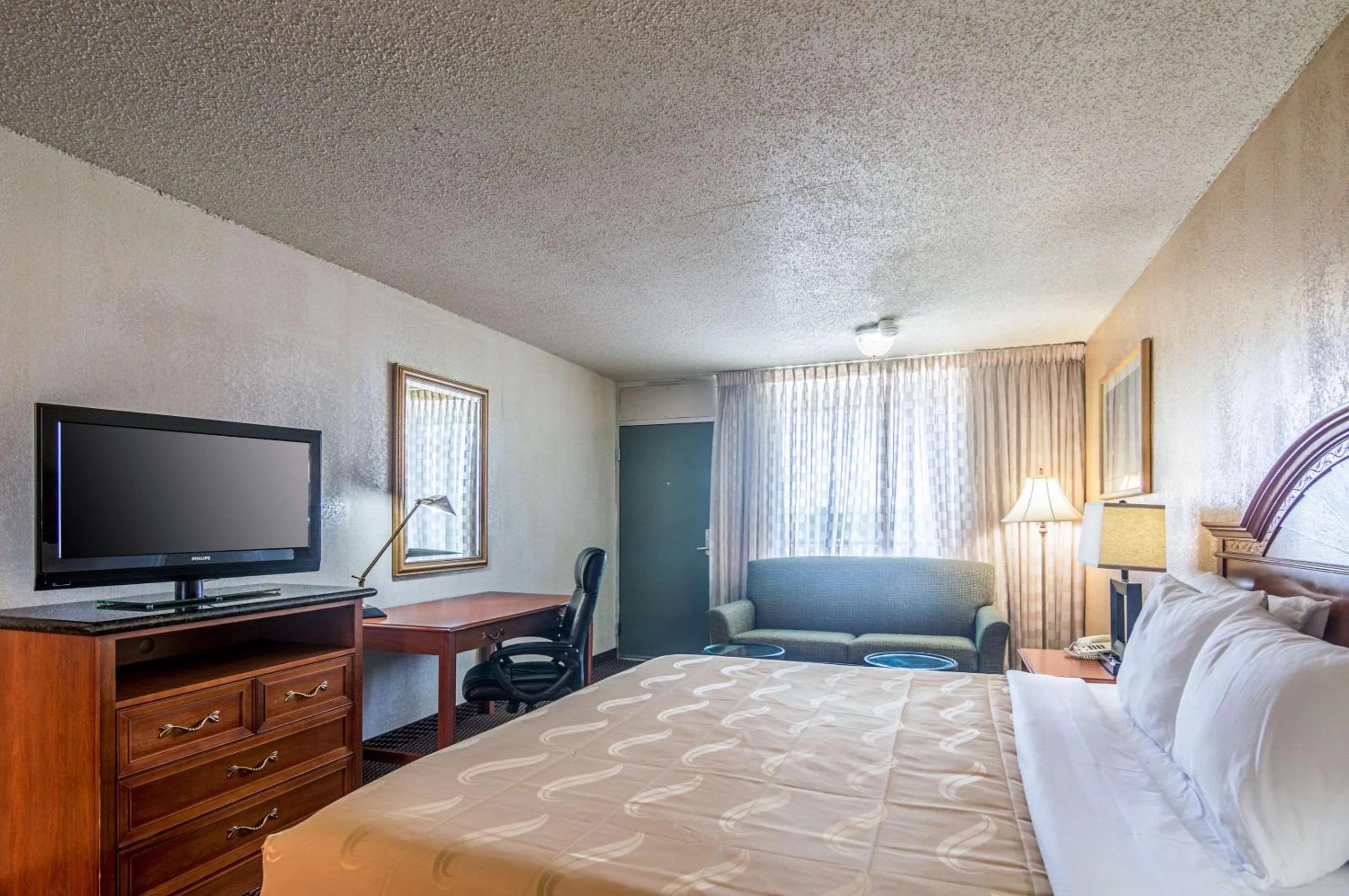 Photo of the whole room, TV/Entertainment Center in Quality Inn Shawnee I-40