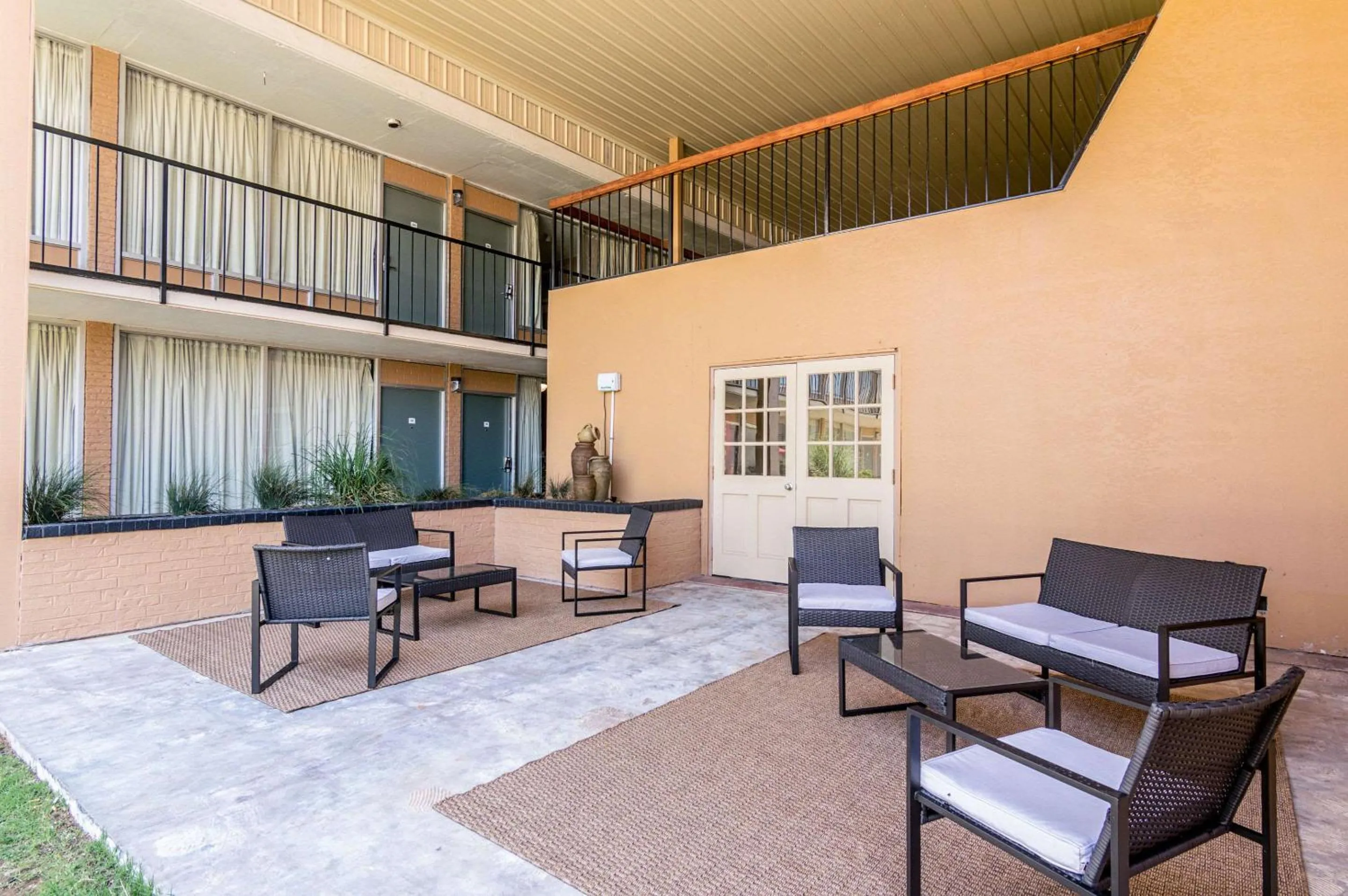 On site, Seating Area in Quality Inn Shawnee I-40