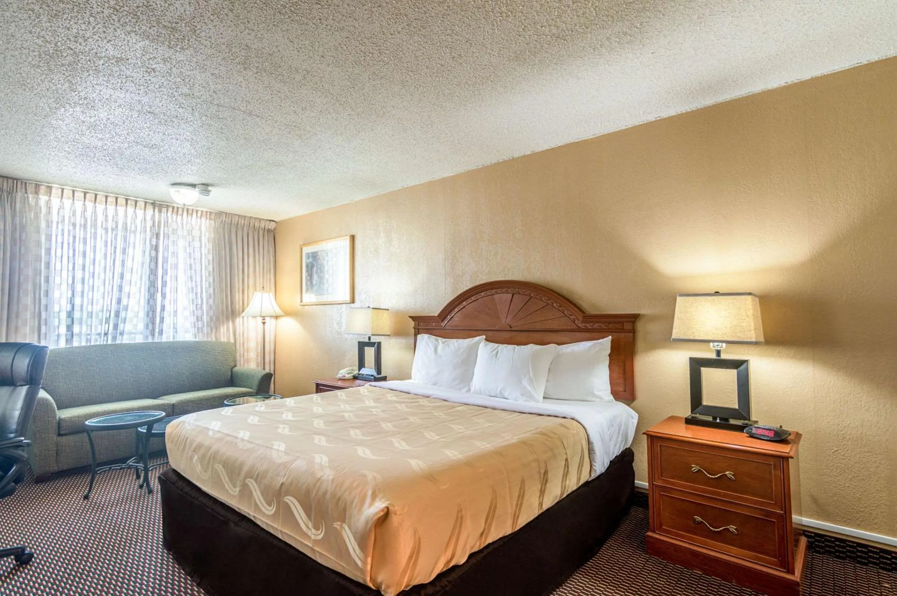 Photo of the whole room in Quality Inn Shawnee I-40
