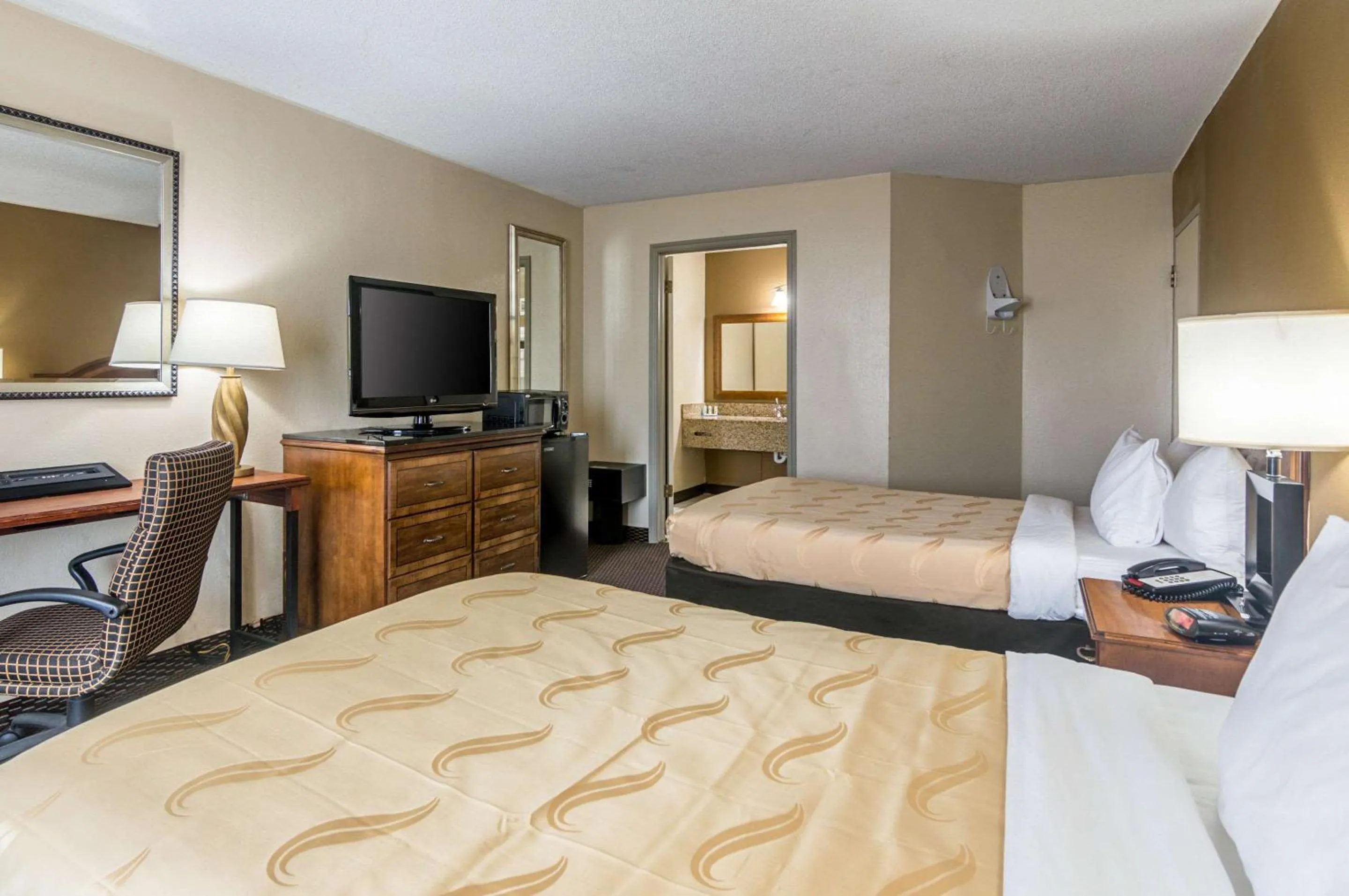 Photo of the whole room, TV/Entertainment Center in Quality Inn Shawnee I-40