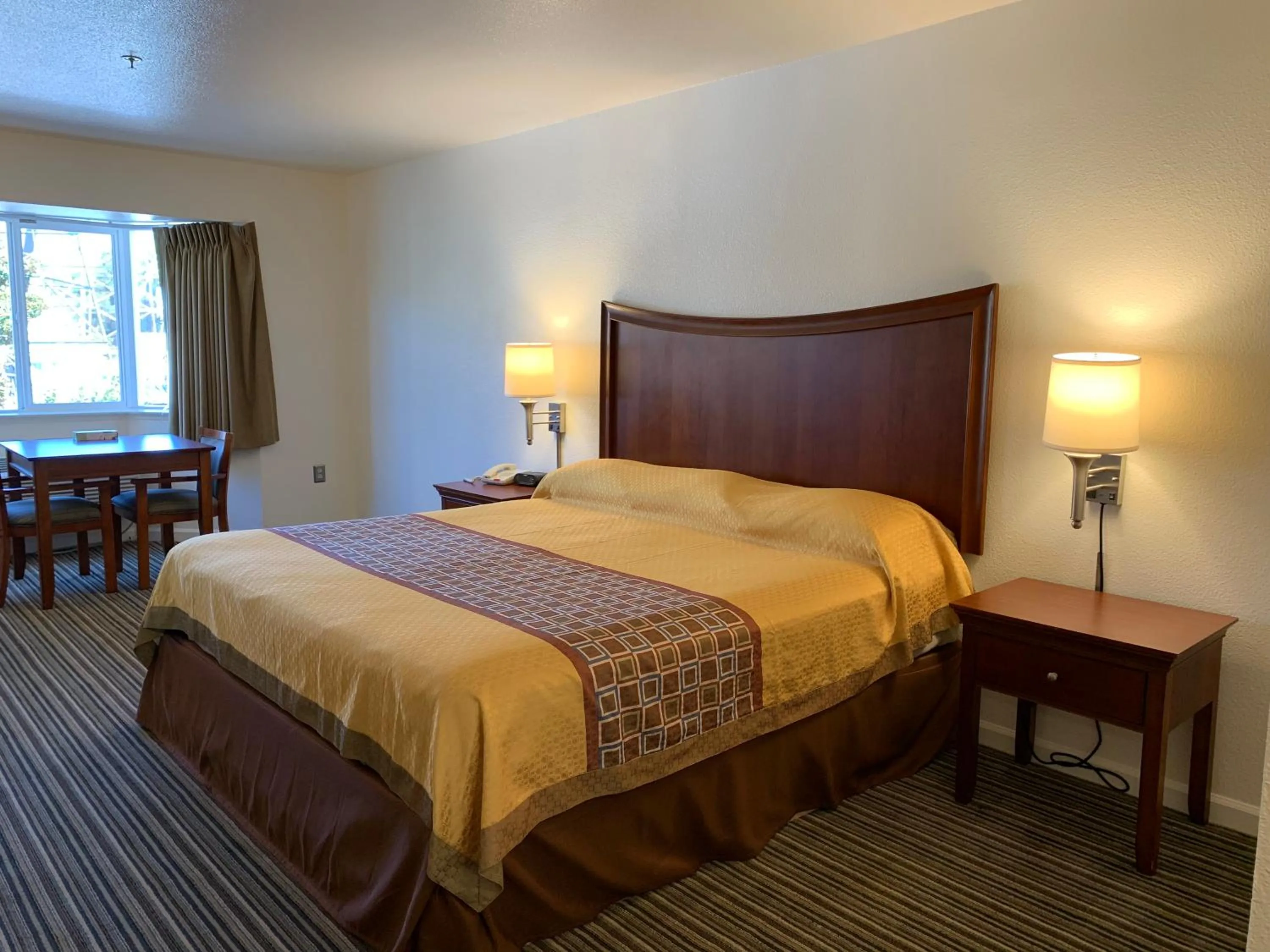 Bedroom, Bed in Airport Inn