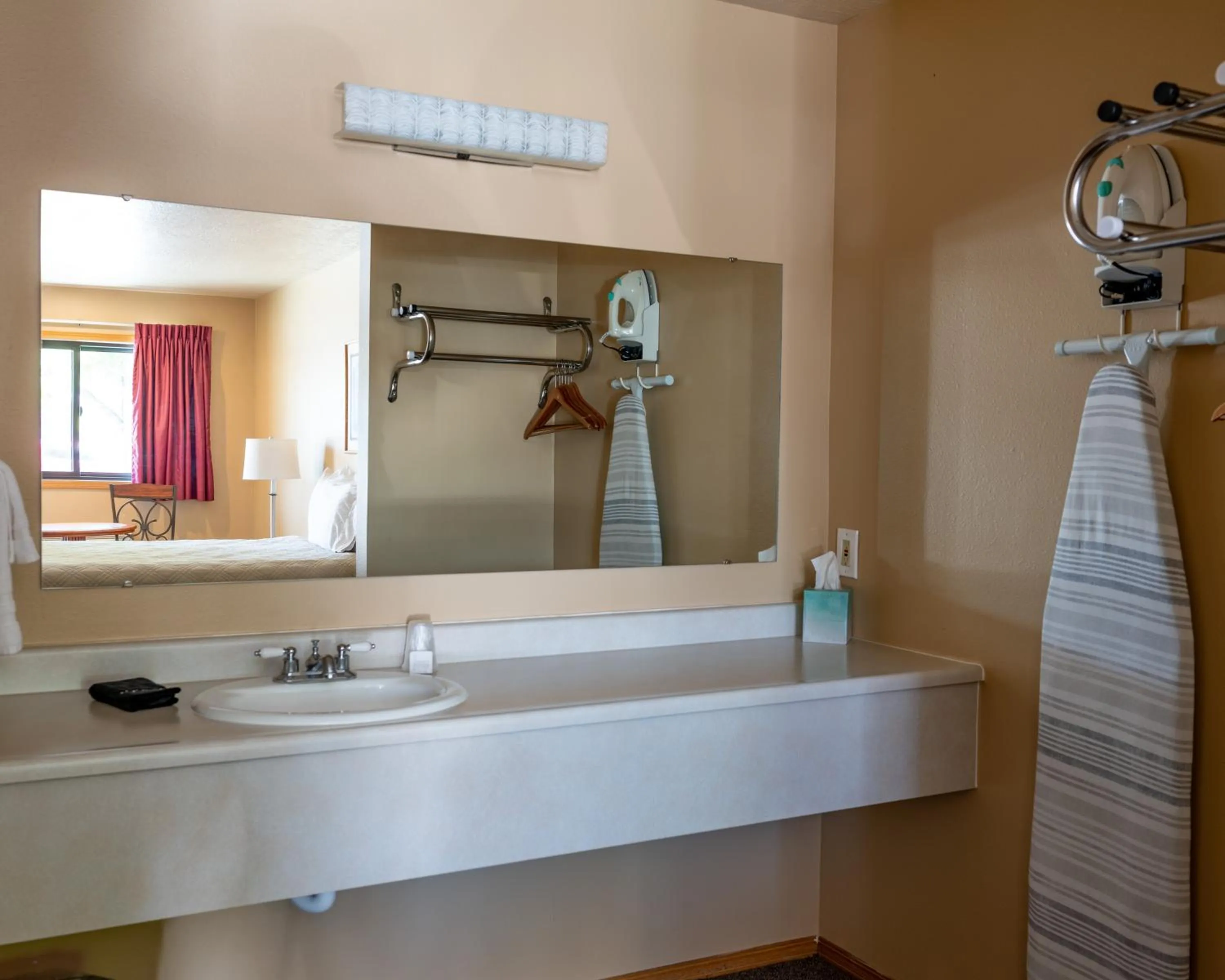 Bathroom in Oregon Trail Inn