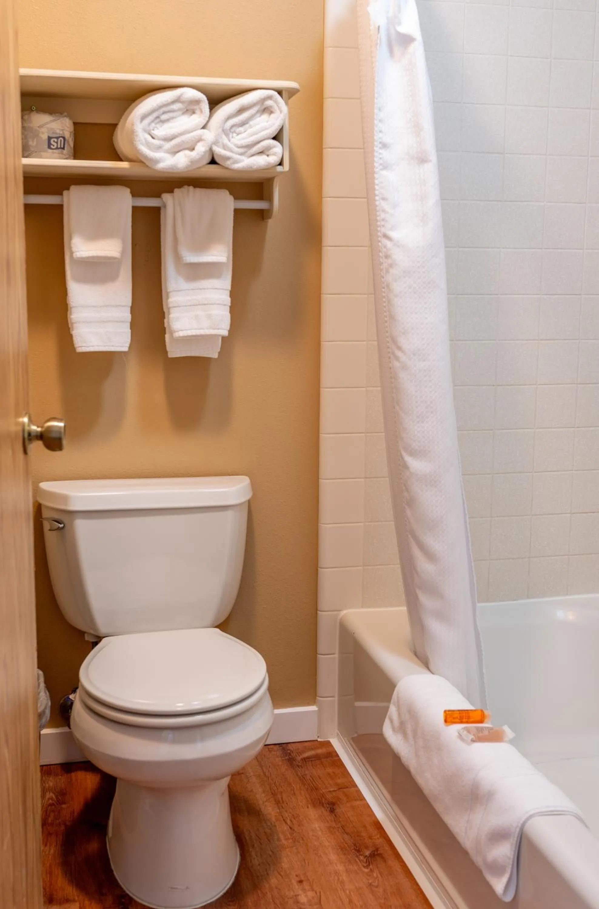 Toilet in Oregon Trail Inn