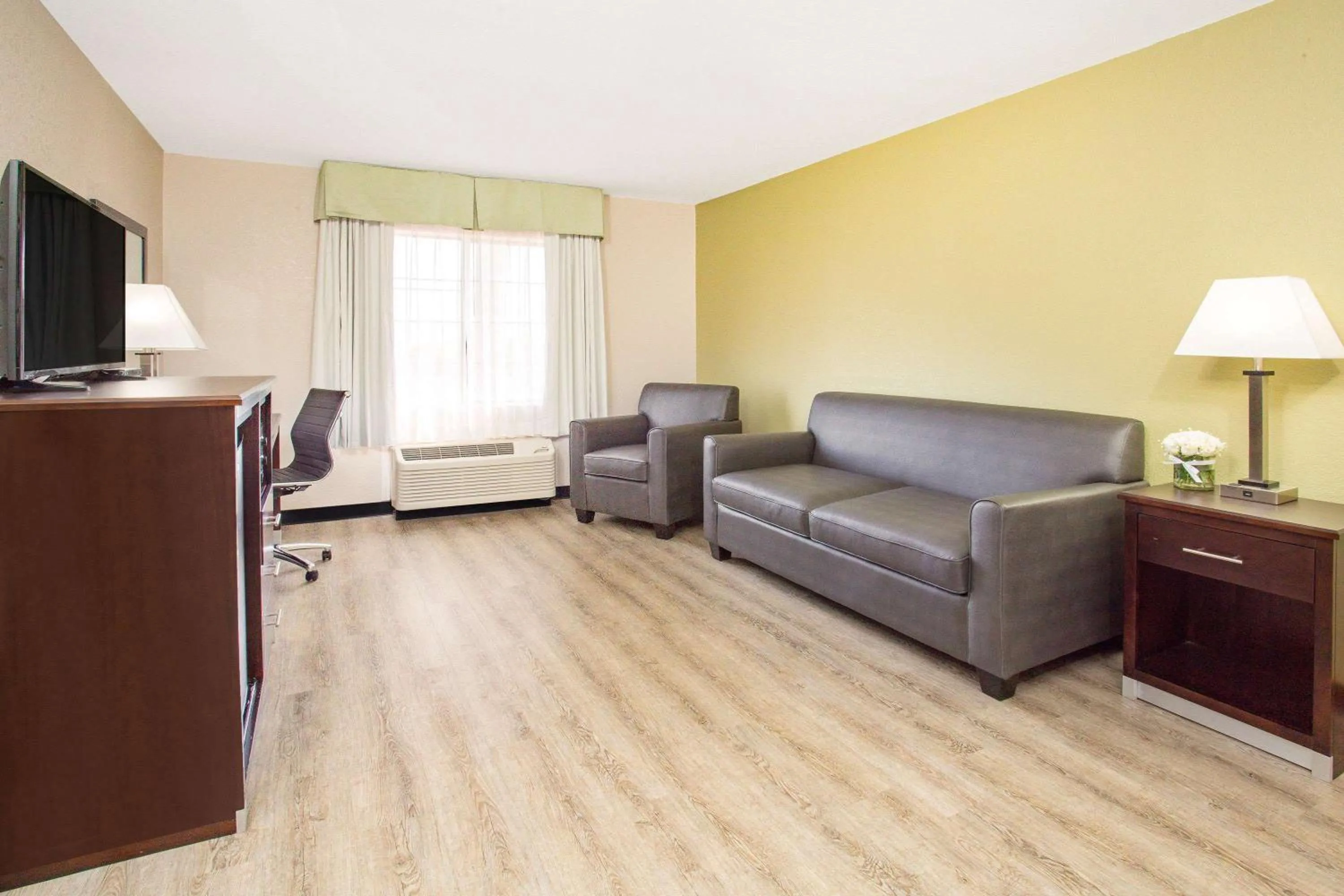 Living room in Baymont by Wyndham Phoenix I-10 near 51st Ave