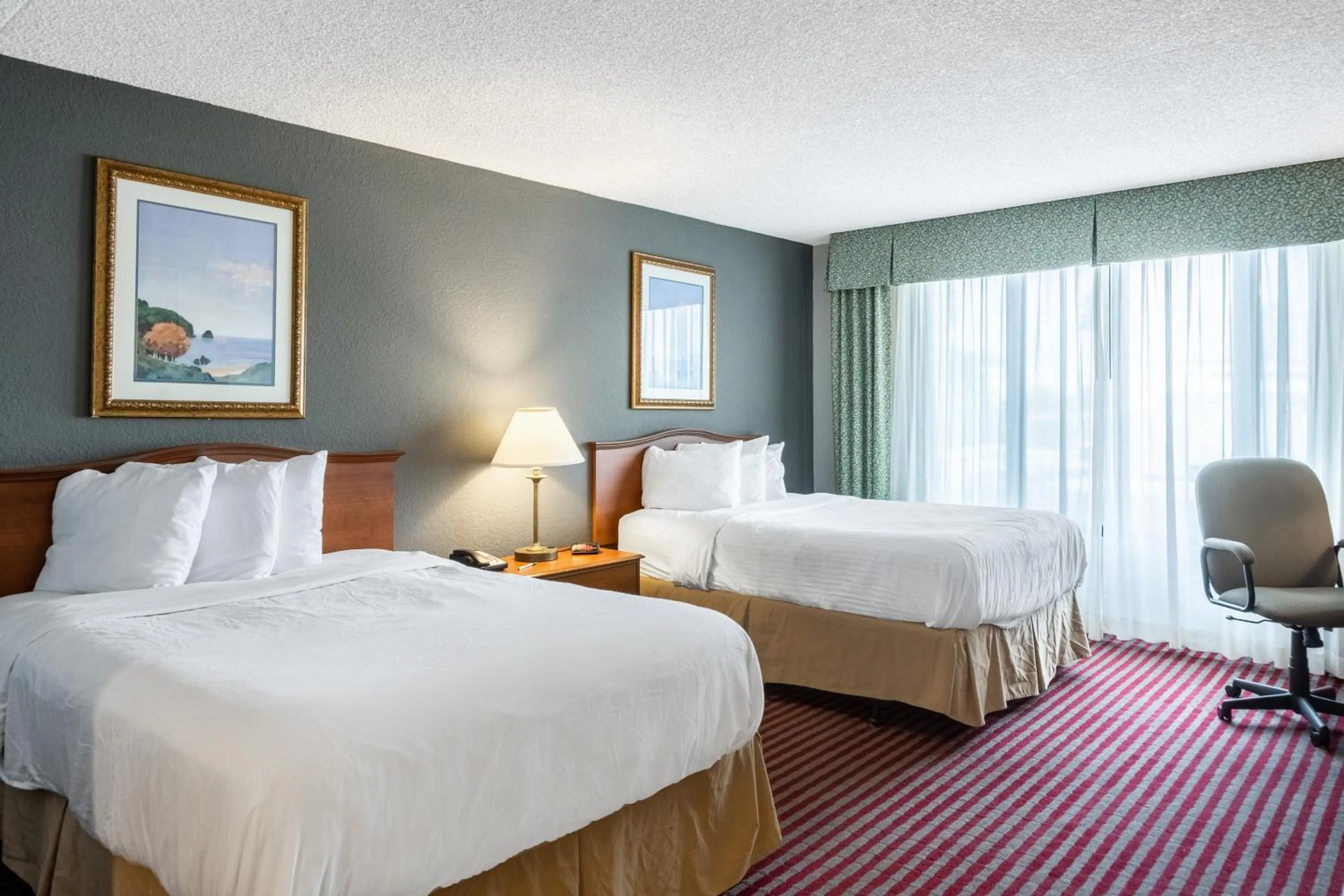 Bedroom, Bed in Lakeland Hotel
