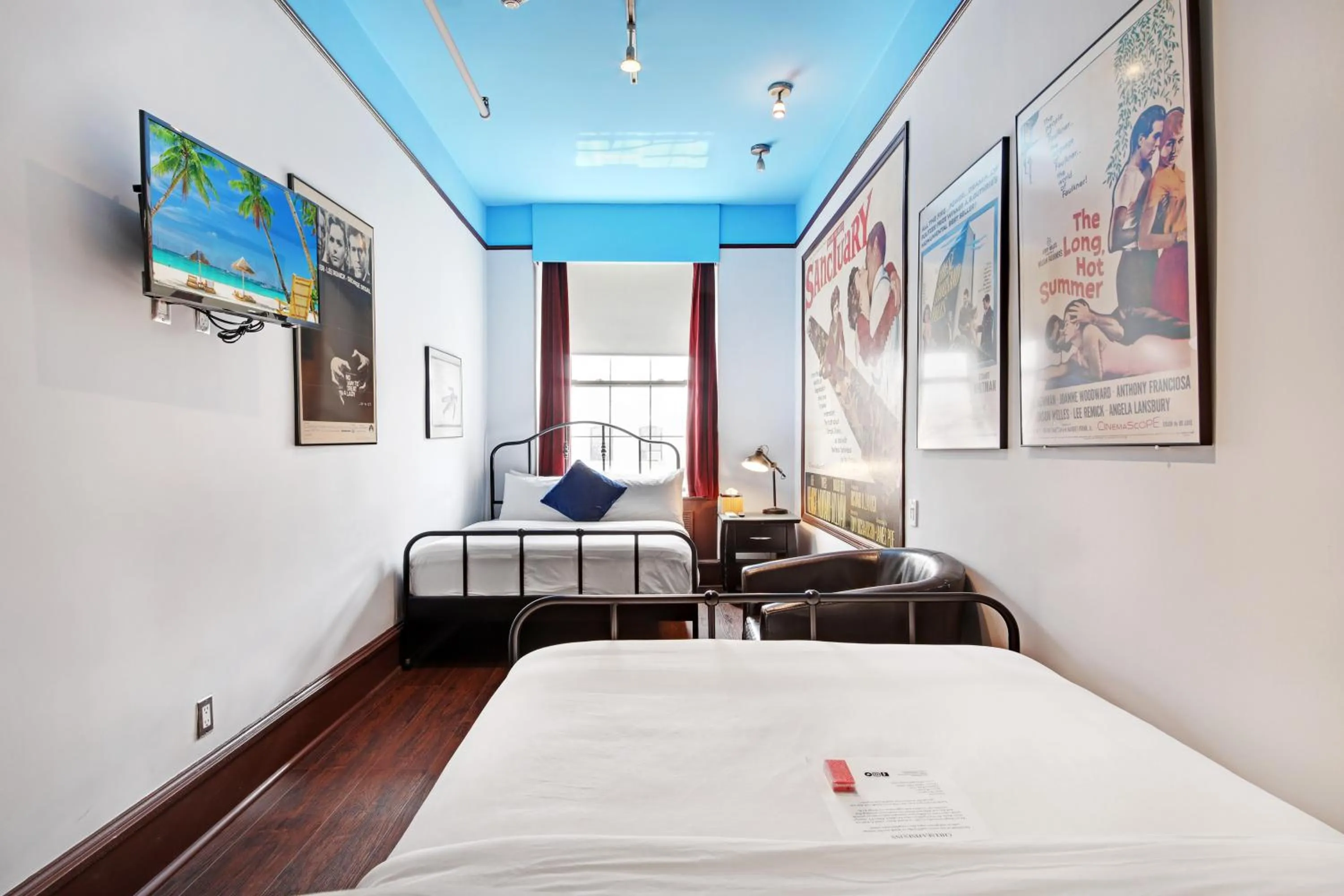 Bed in Chelsea Pines Inn