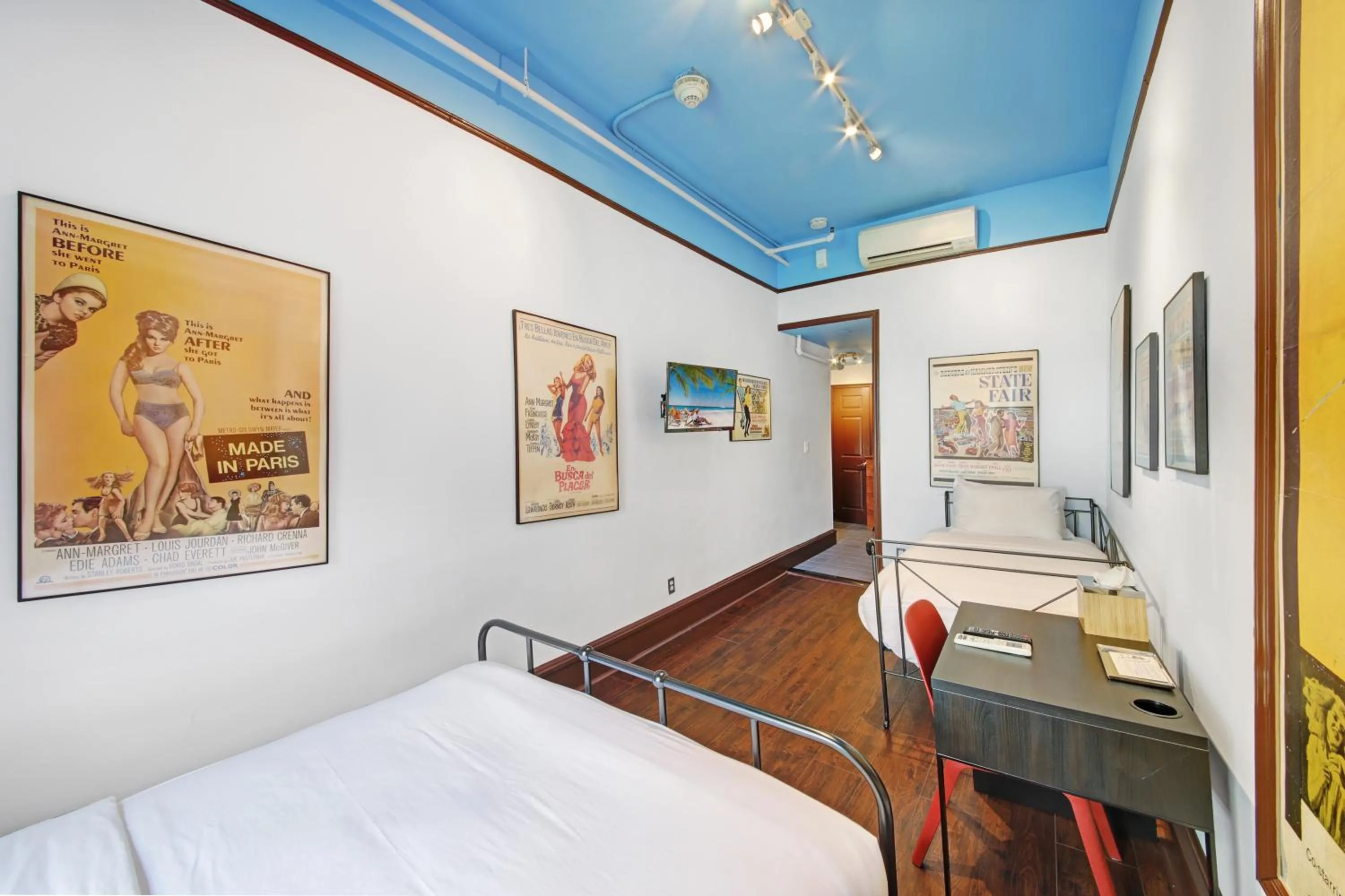 Bed in Chelsea Pines Inn