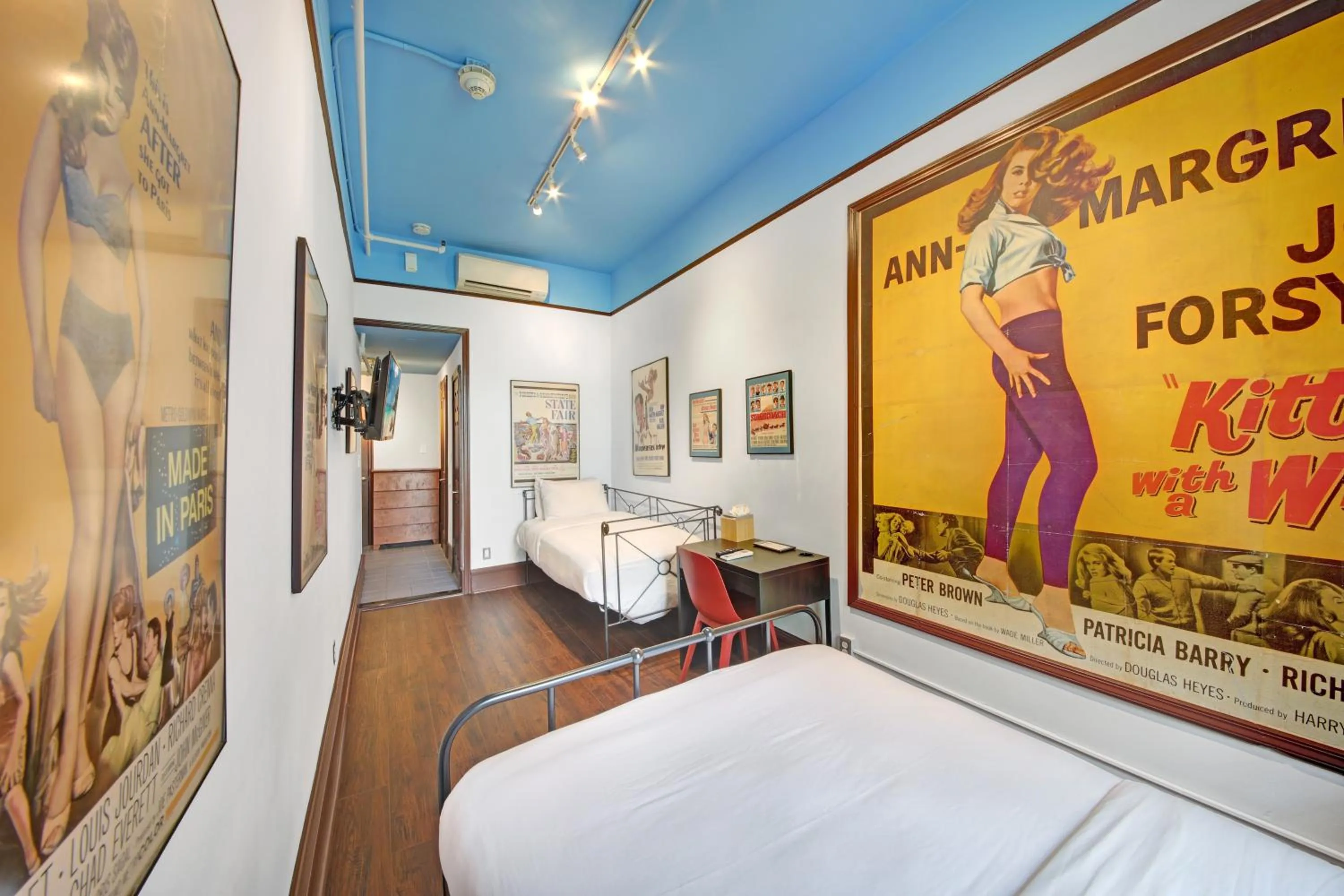 Bed in Chelsea Pines Inn