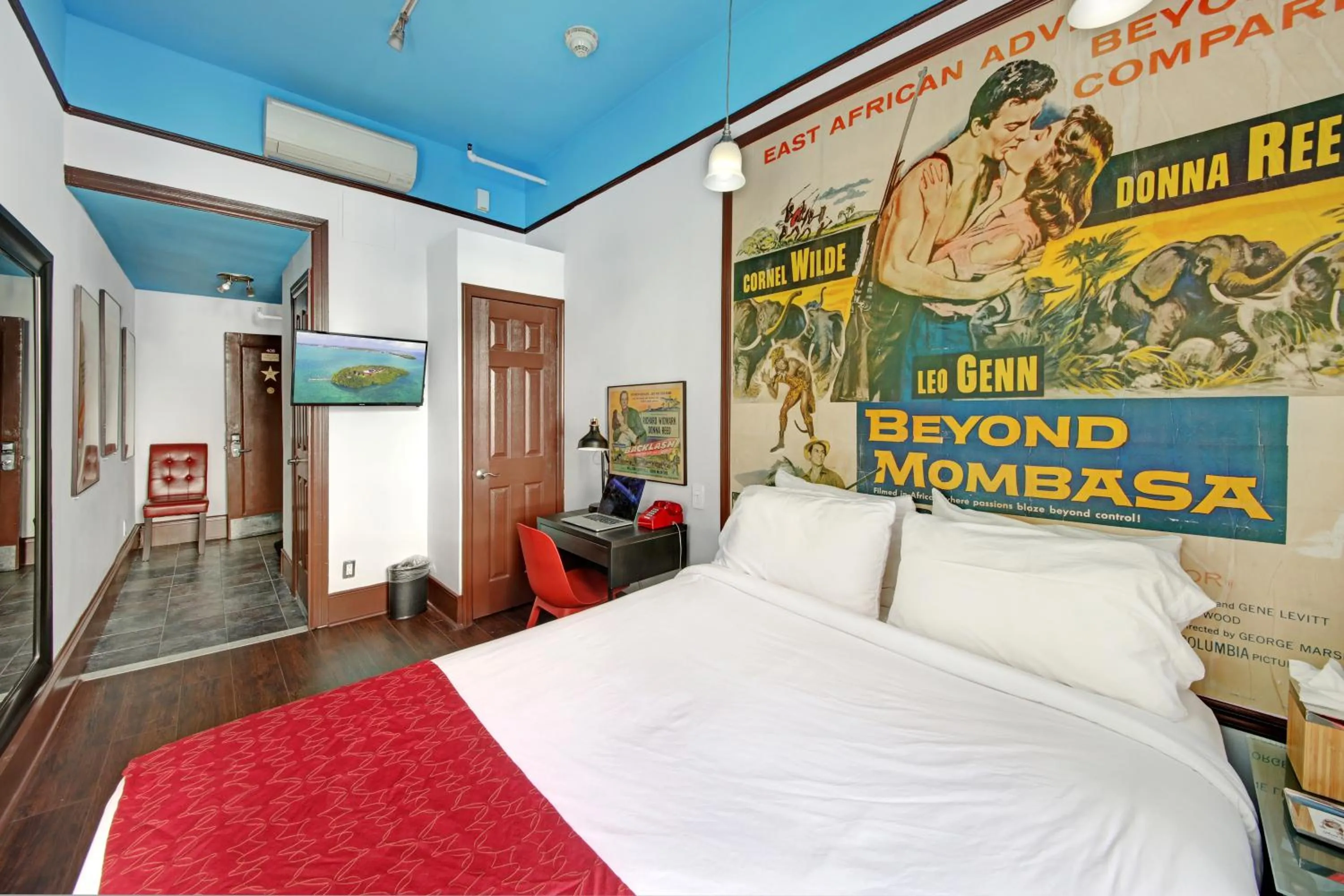 Bed in Chelsea Pines Inn