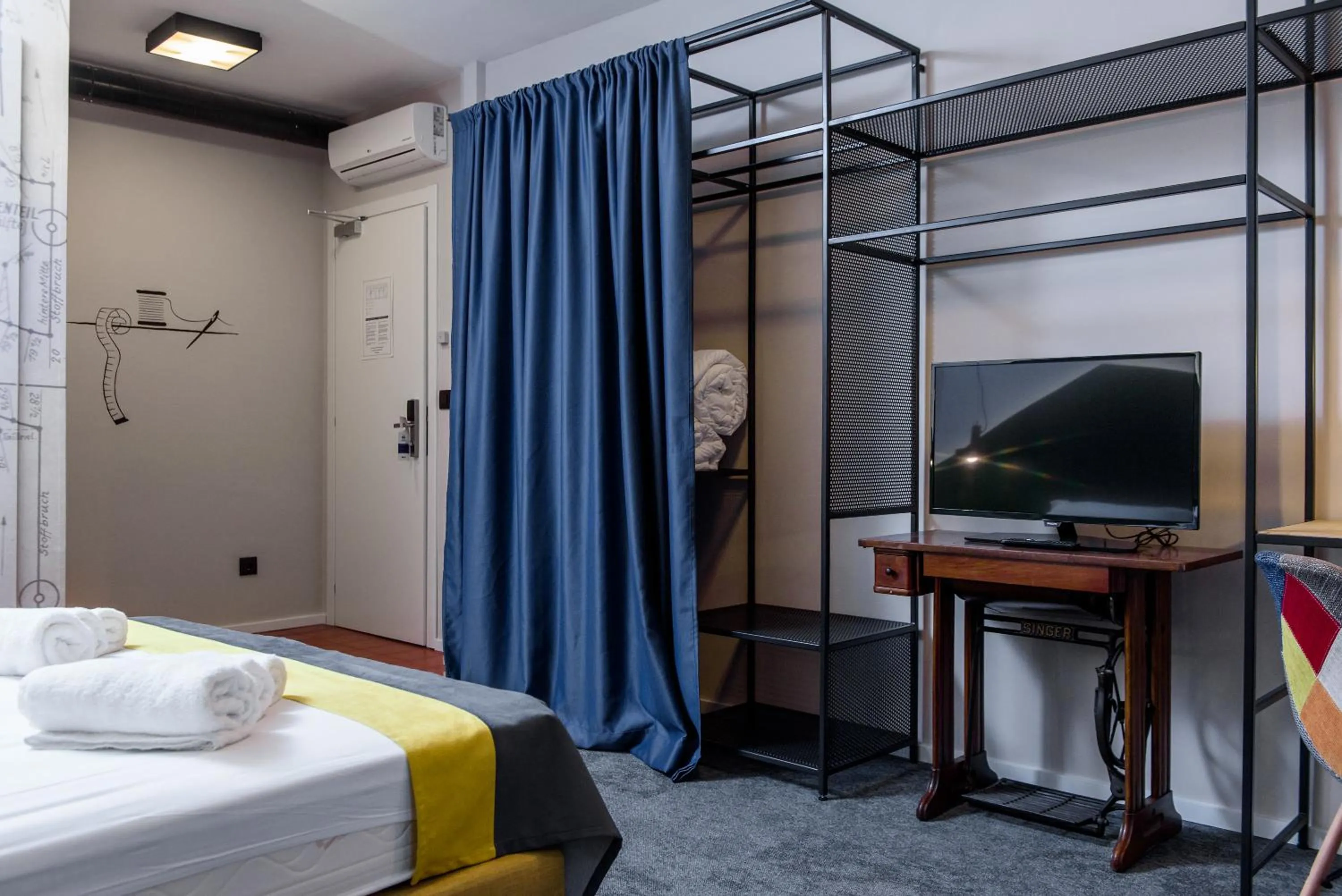 TV and multimedia, Bed in Stay Swanky Bed & Breakfast