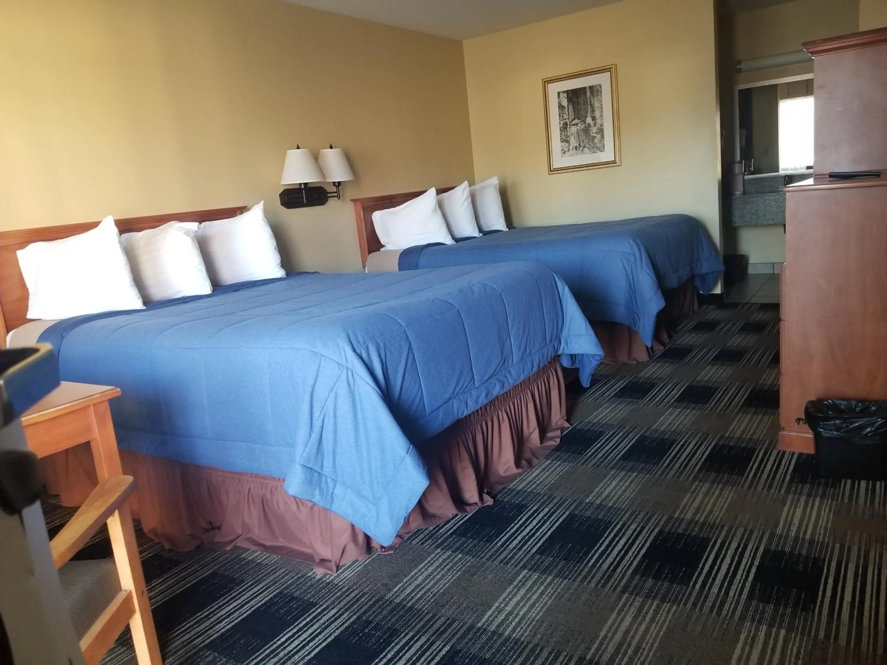 Bed in Oakridge Inn & Suites