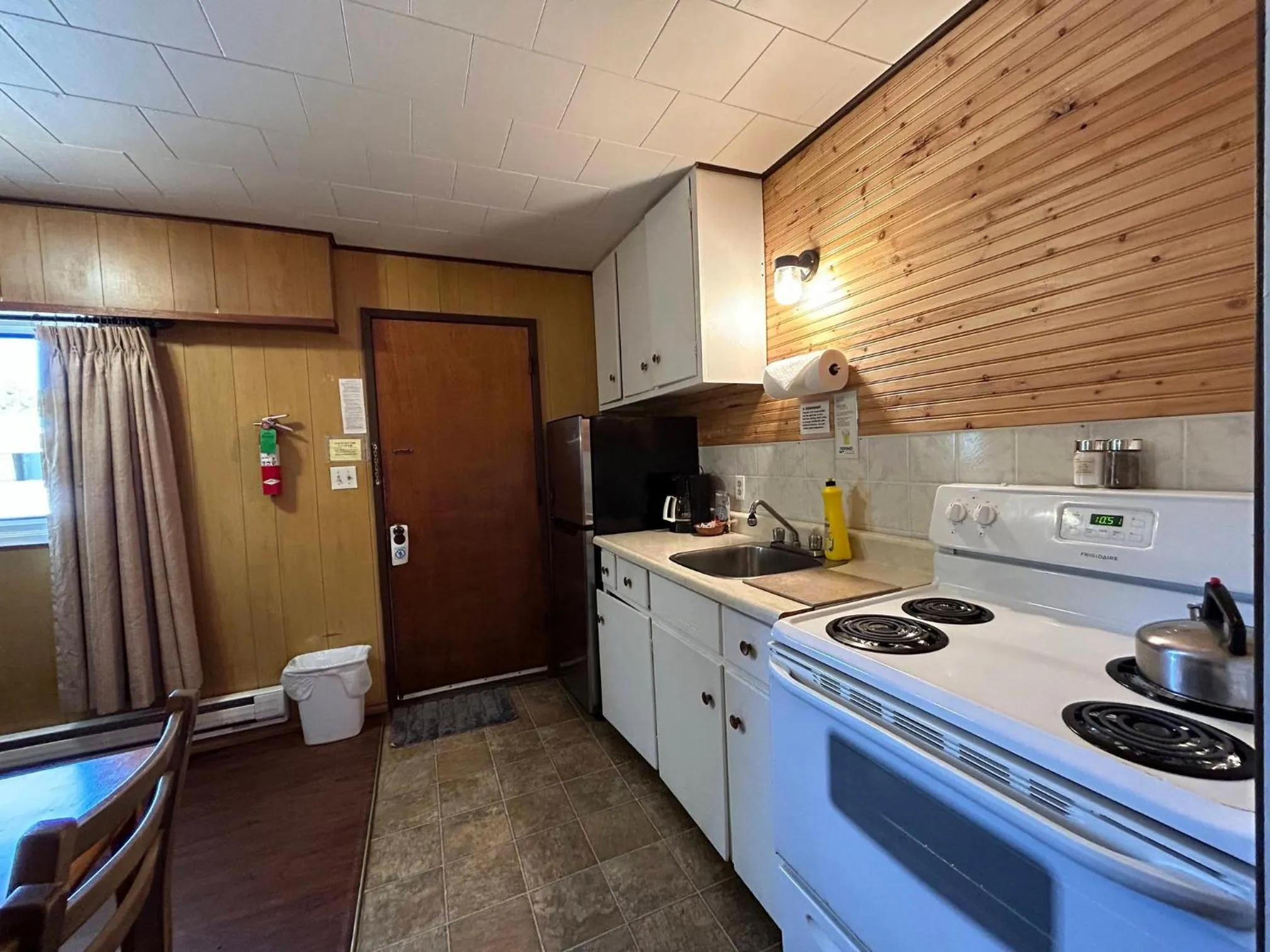 Kitchen or kitchenette in Dolphin Motel