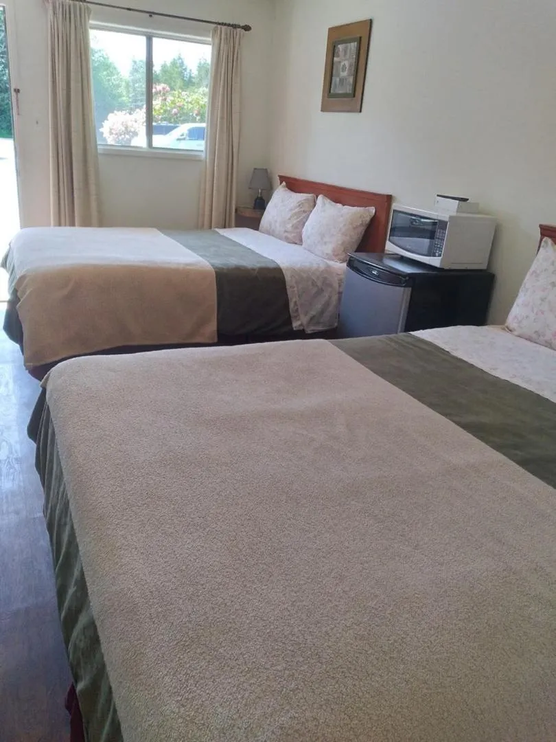 Photo of the whole room, Bed in Dolphin Motel