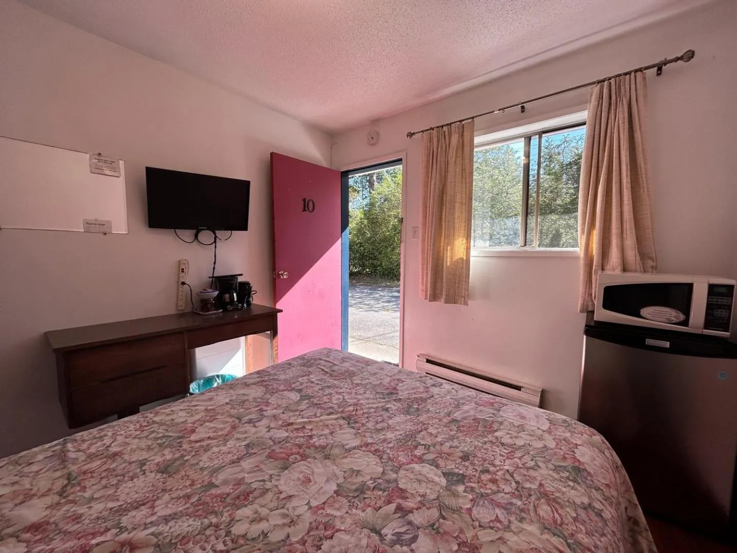 Photo of the whole room, Bed in Dolphin Motel