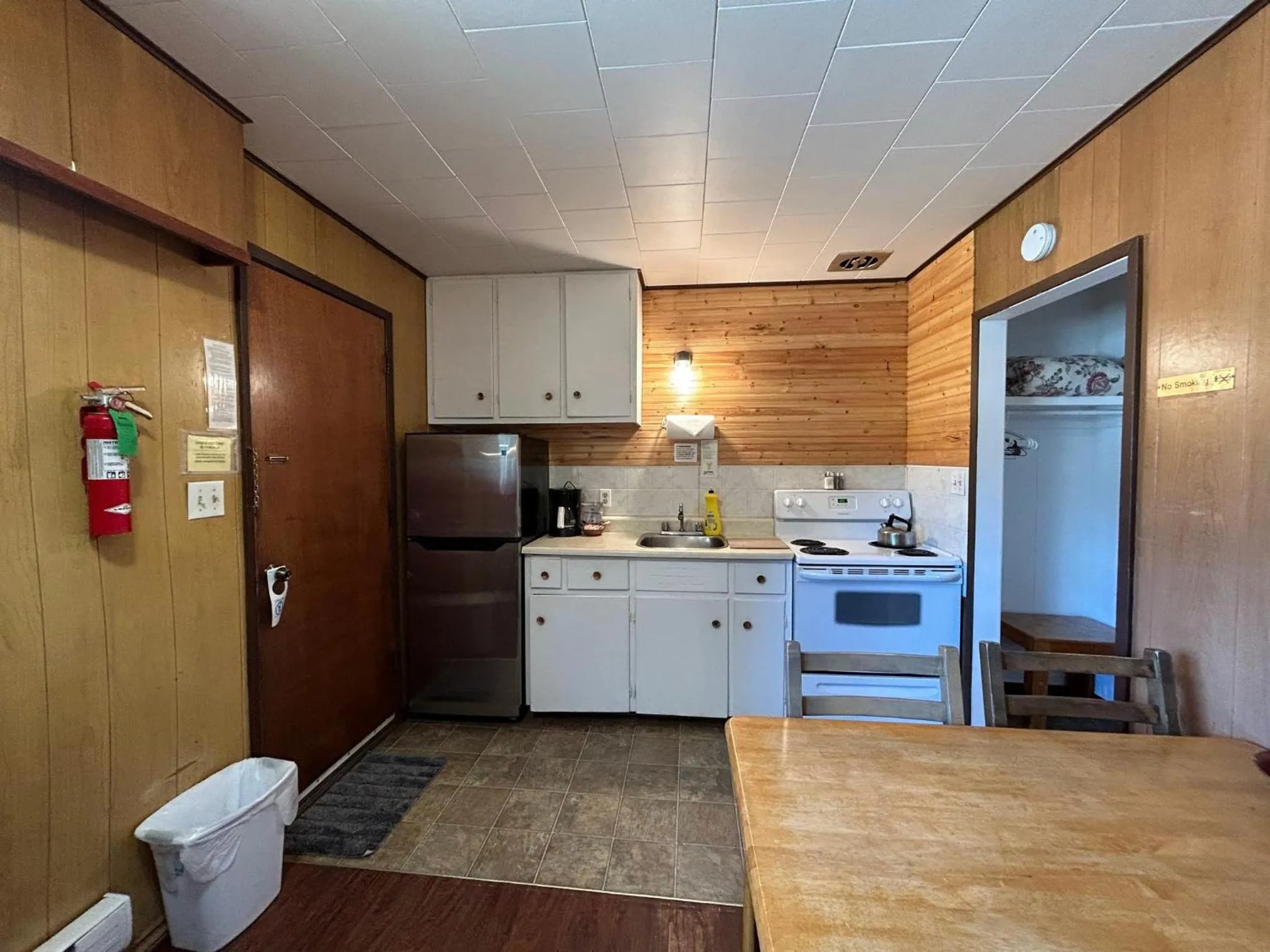 Kitchen or kitchenette in Dolphin Motel