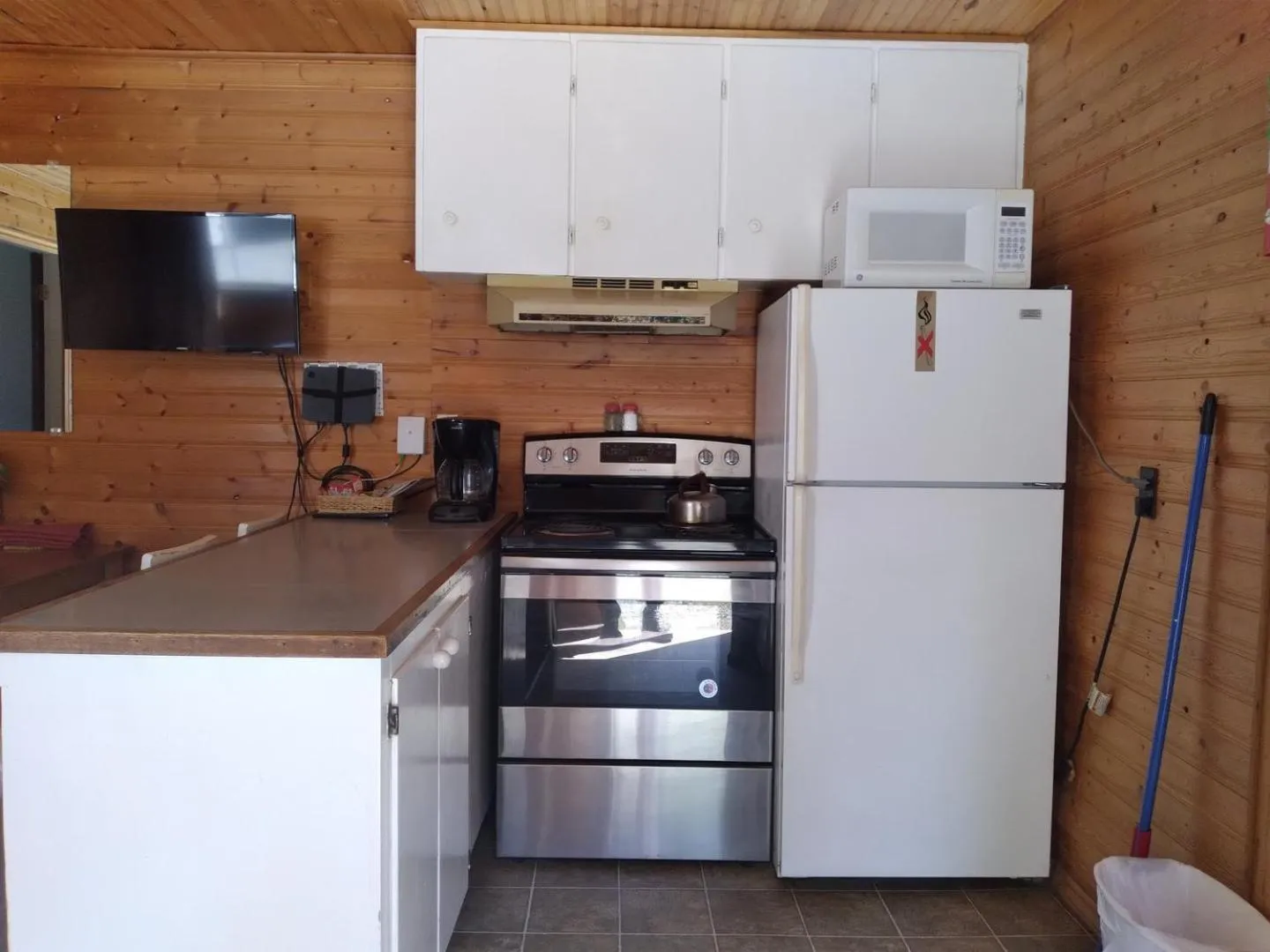Kitchen or kitchenette in Dolphin Motel