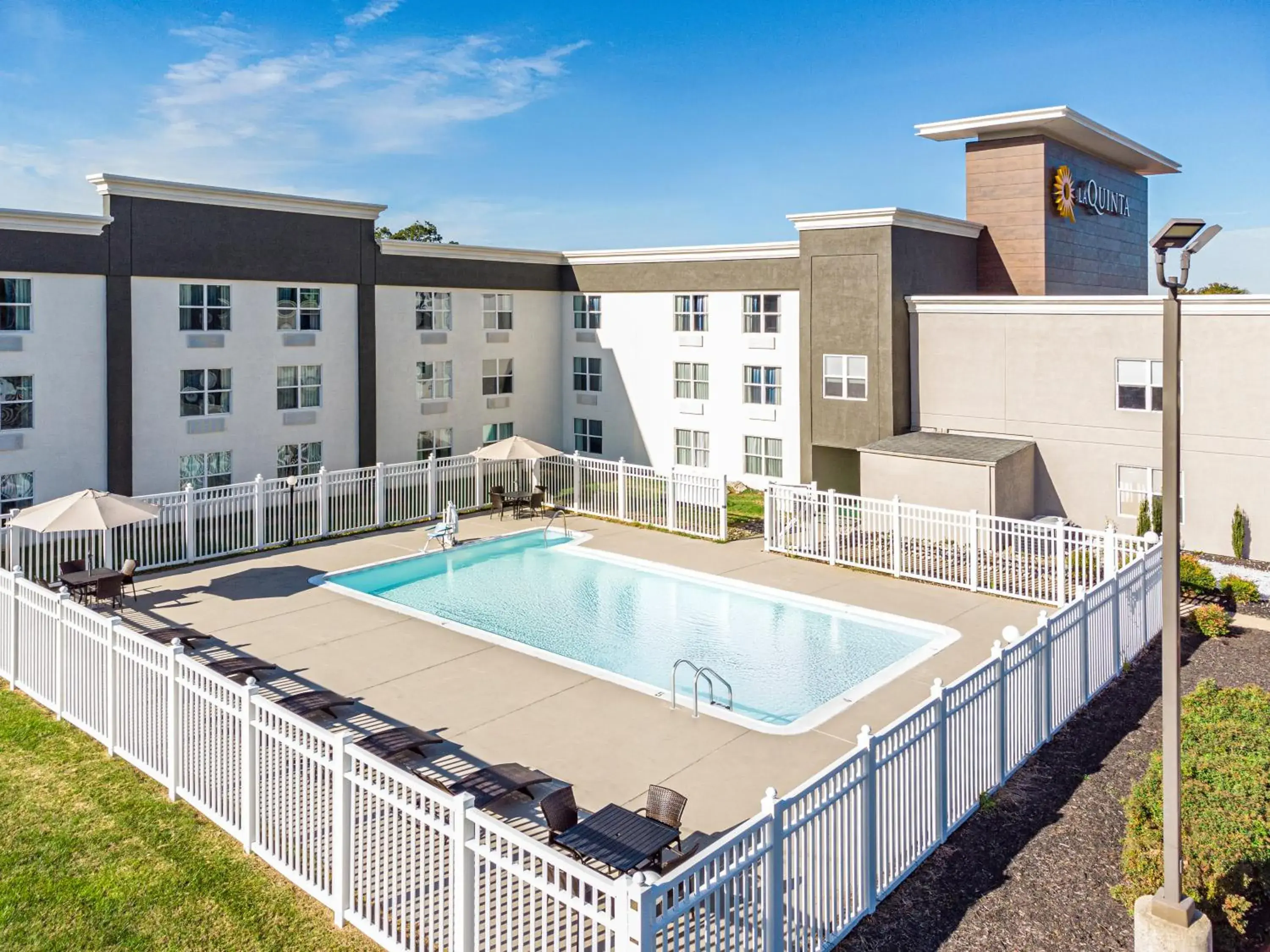 Swimming pool in La Quinta by Wyndham Lexington Park - Patuxent Swimming pool in La Quinta by Wyndham Lexington Park - Patuxent