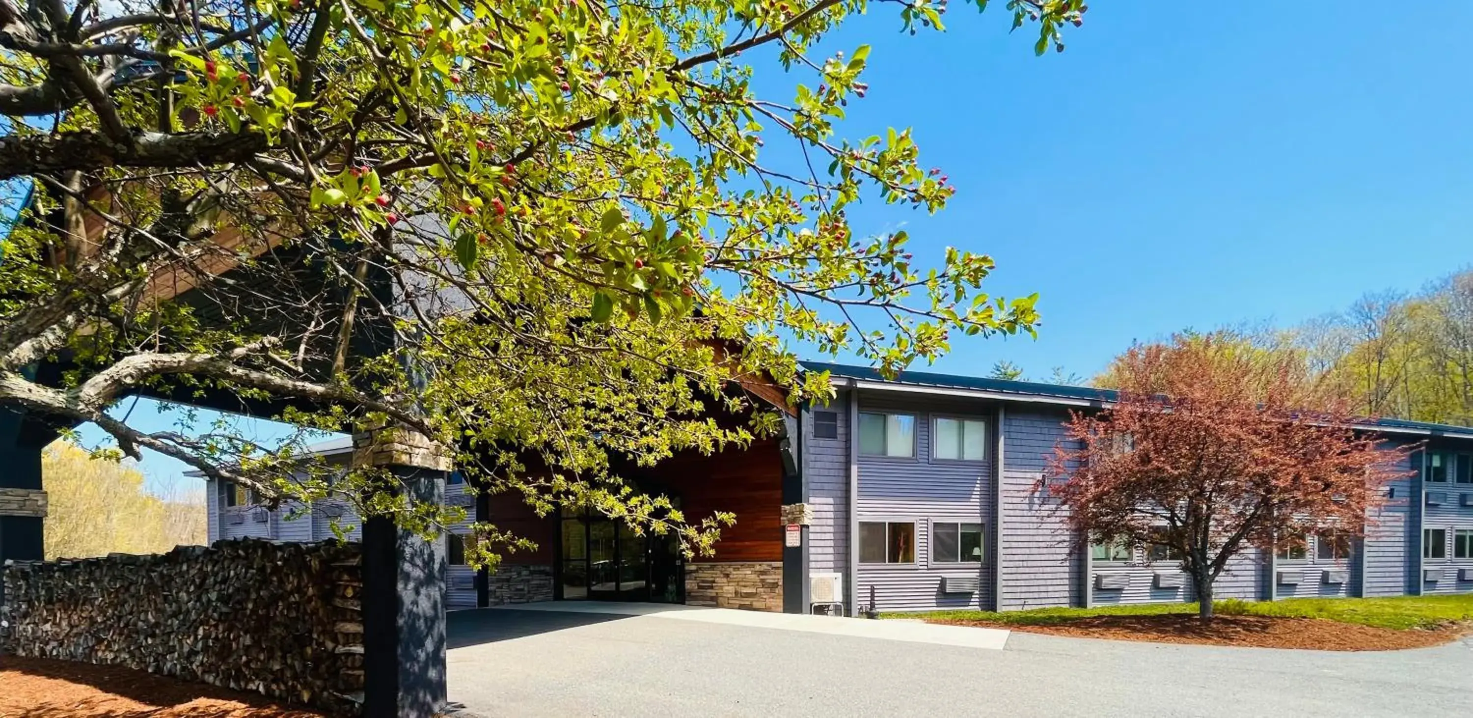 Property building in A Hotel Inn Sunapee Property building in A Hotel Inn Sunapee