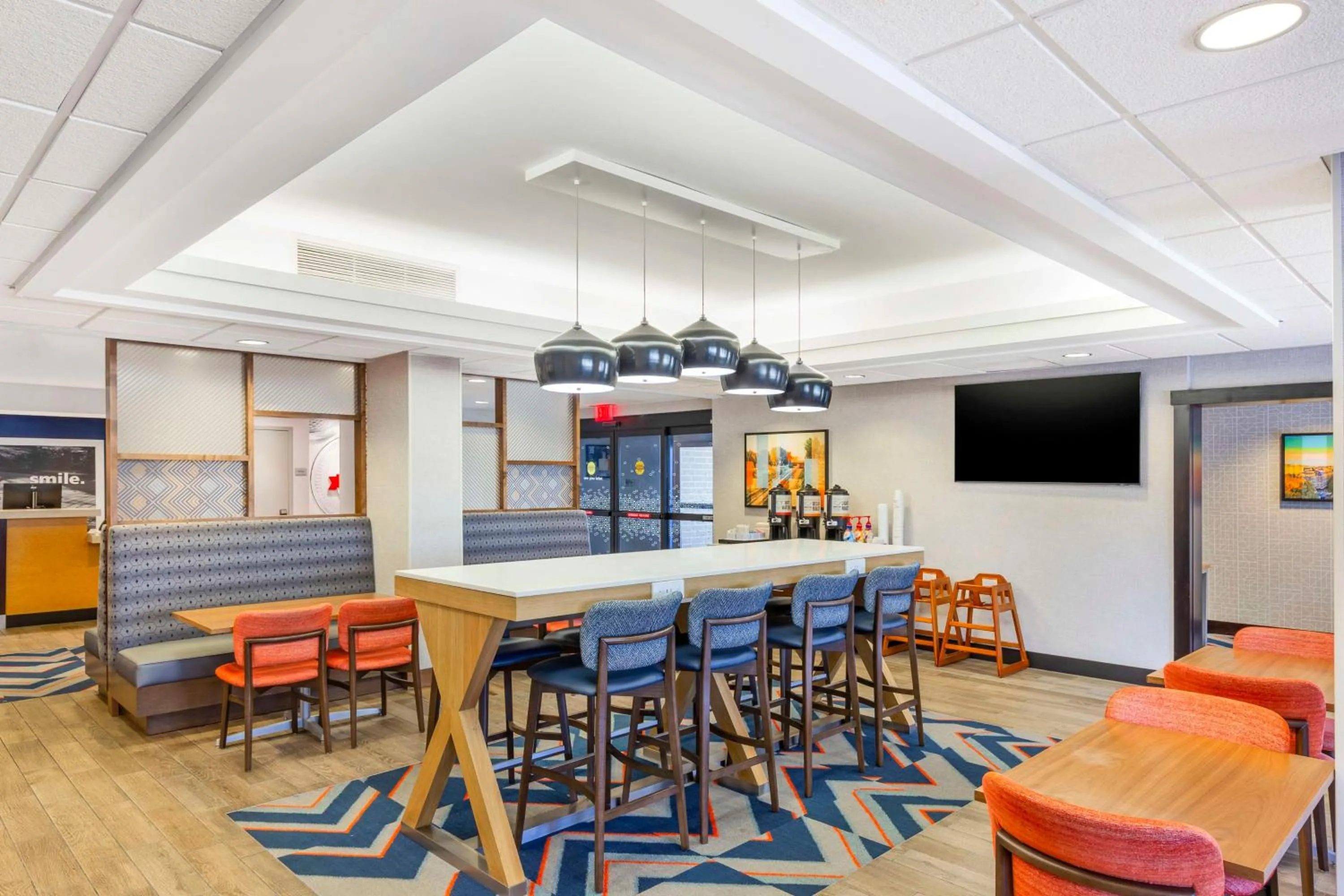 Dining area in Hampton Inn Mebane