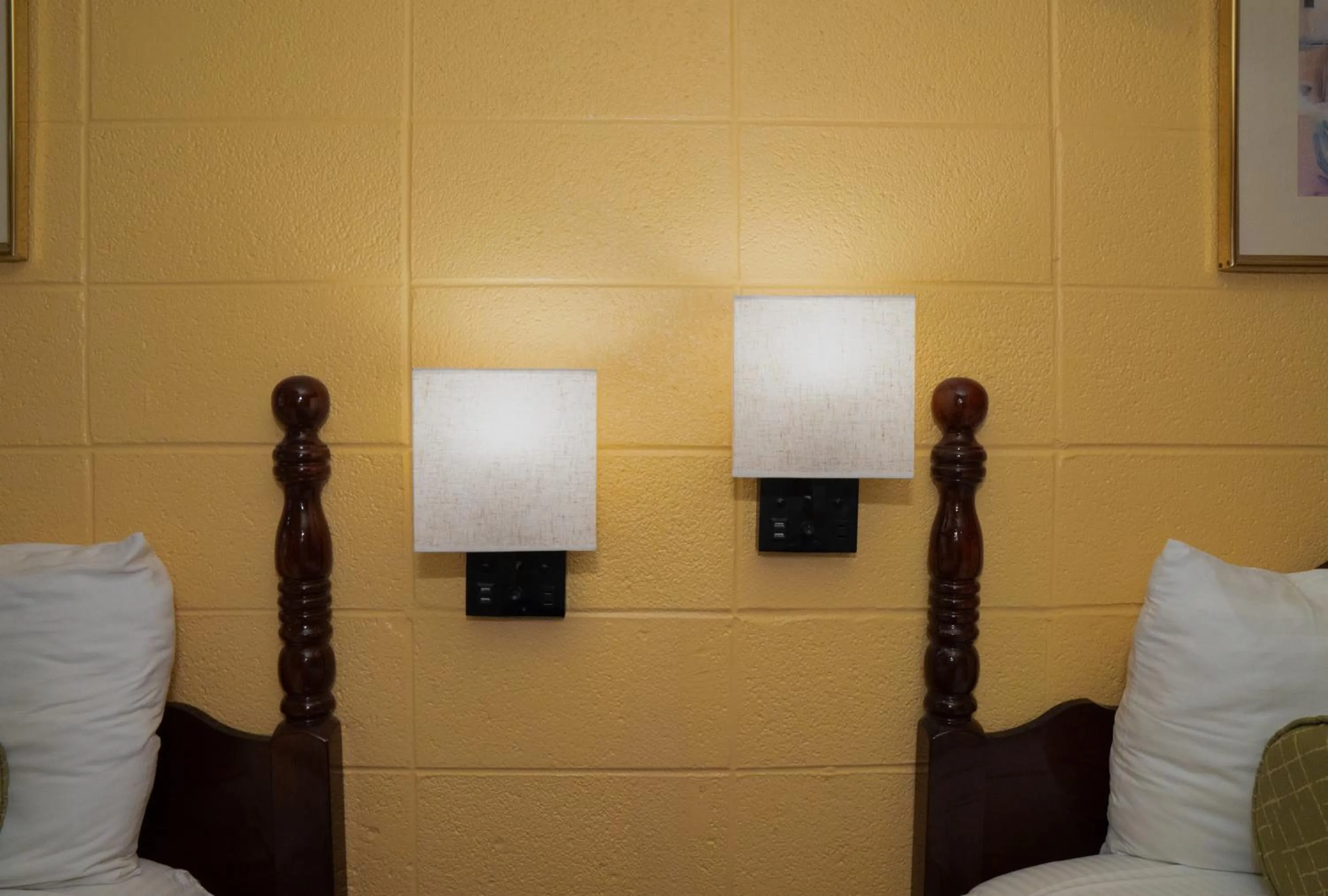 Bed in South Wind Inn