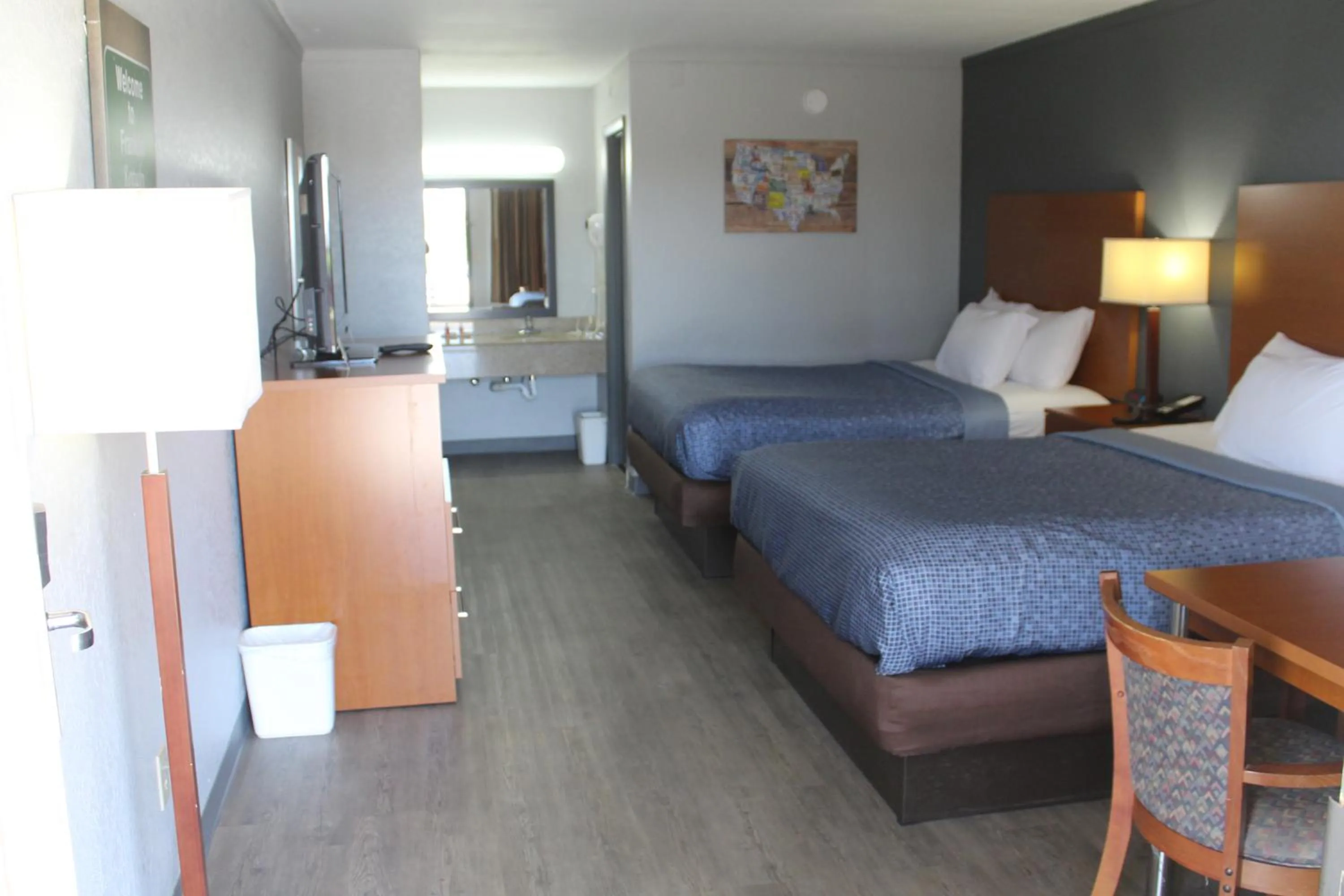 Bed in Econo Lodge Franklin South