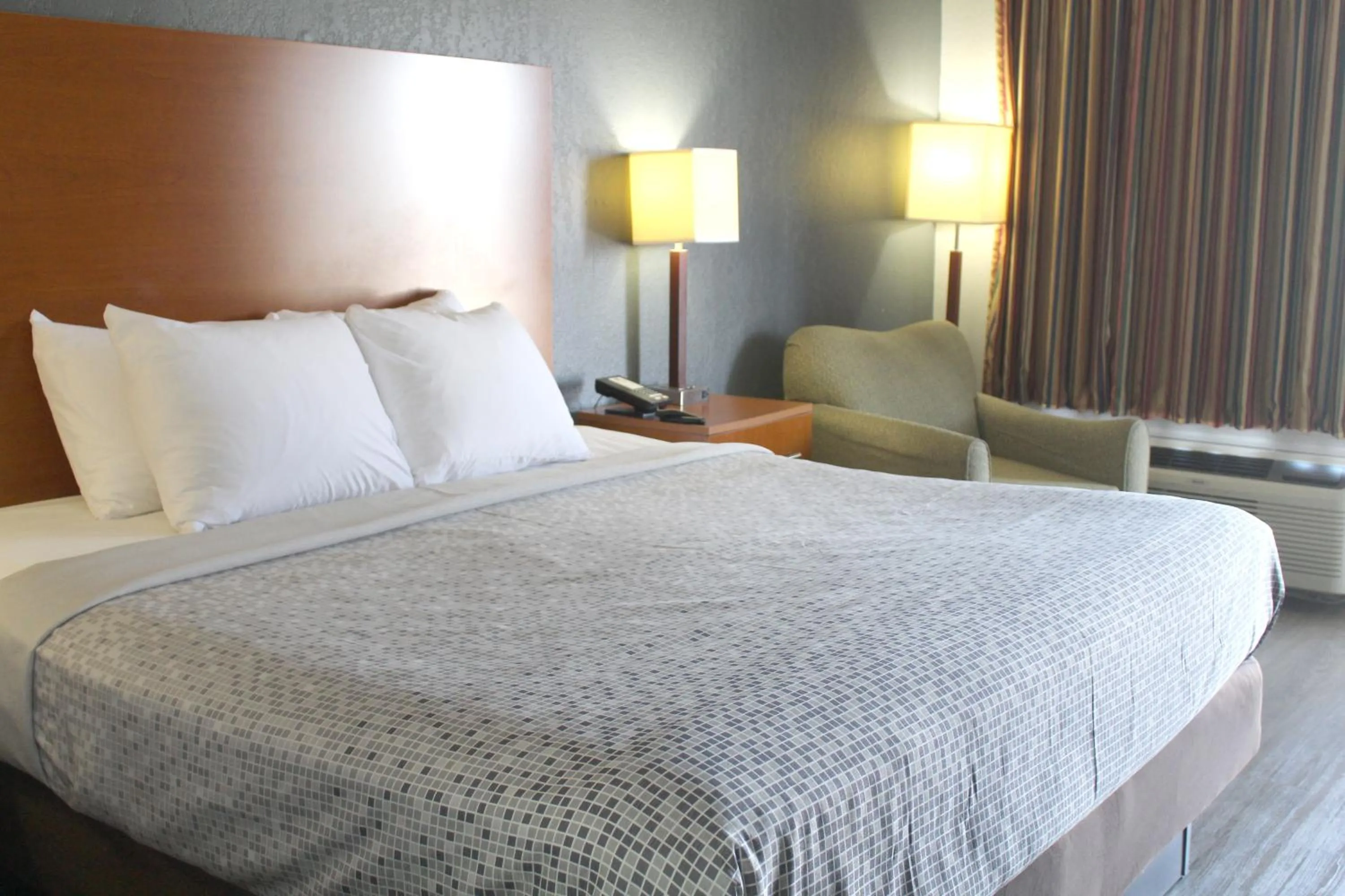 Bed in Econo Lodge Franklin South