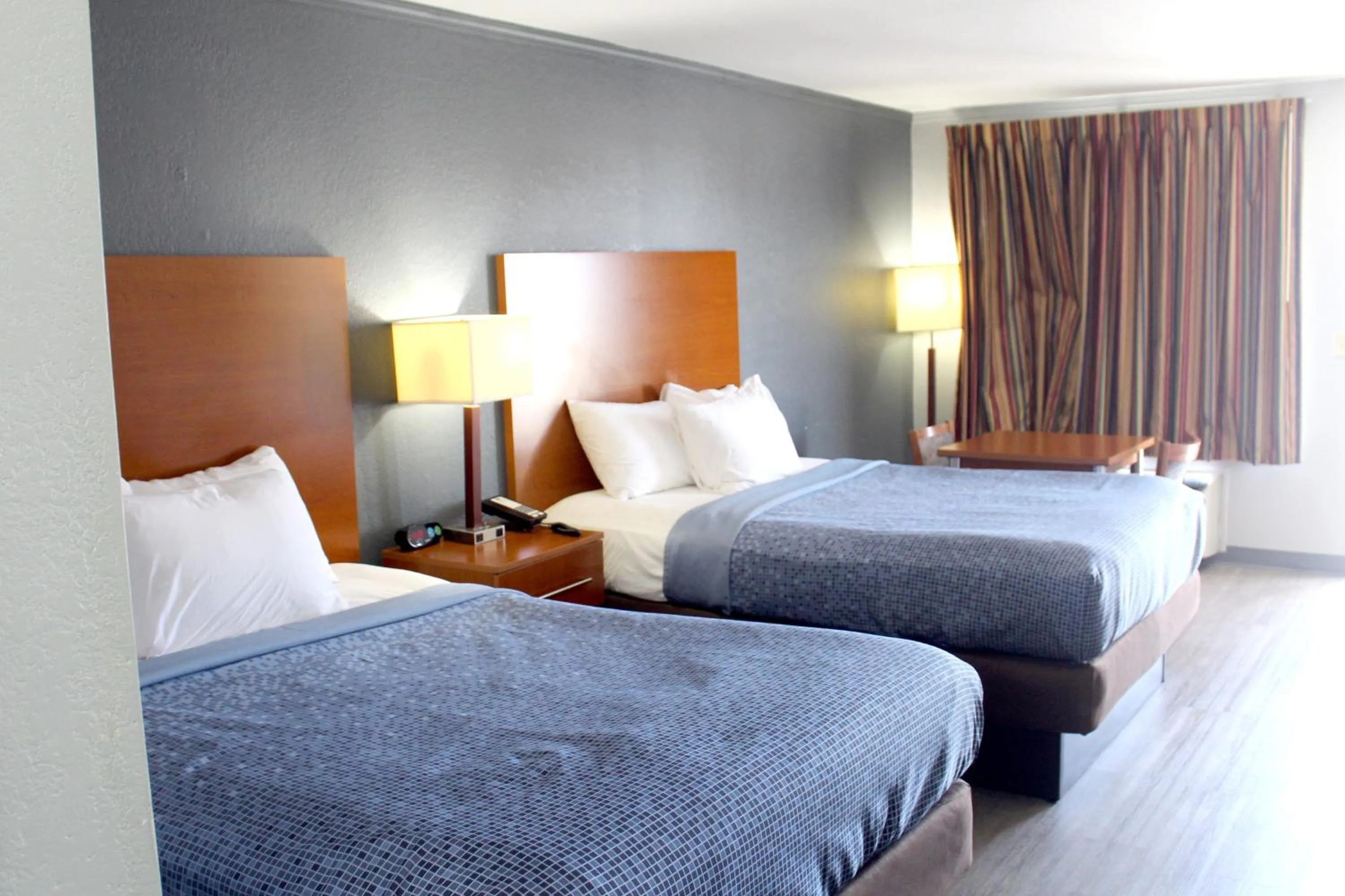 Bed in Econo Lodge Franklin South