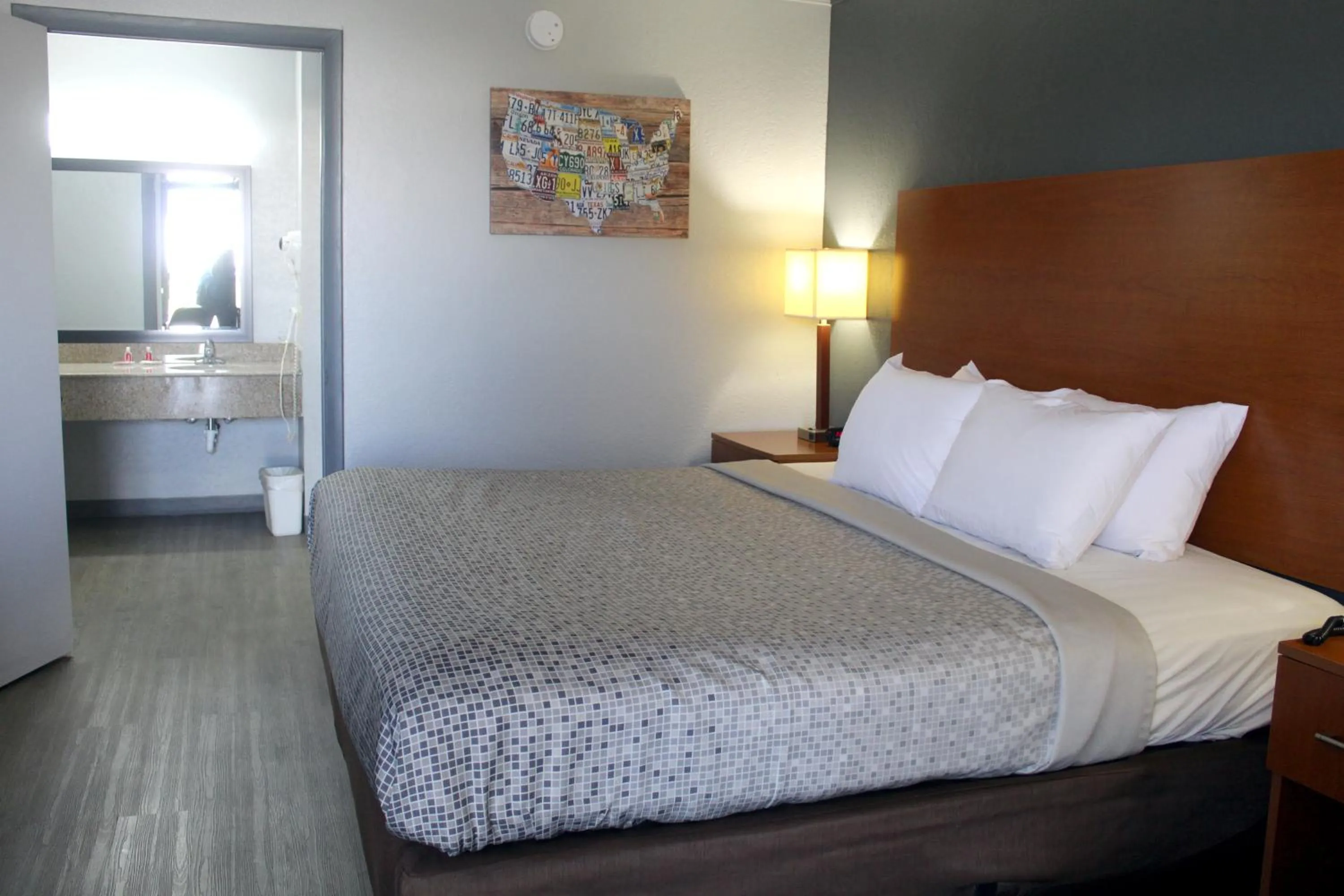 Bed in Econo Lodge Franklin South