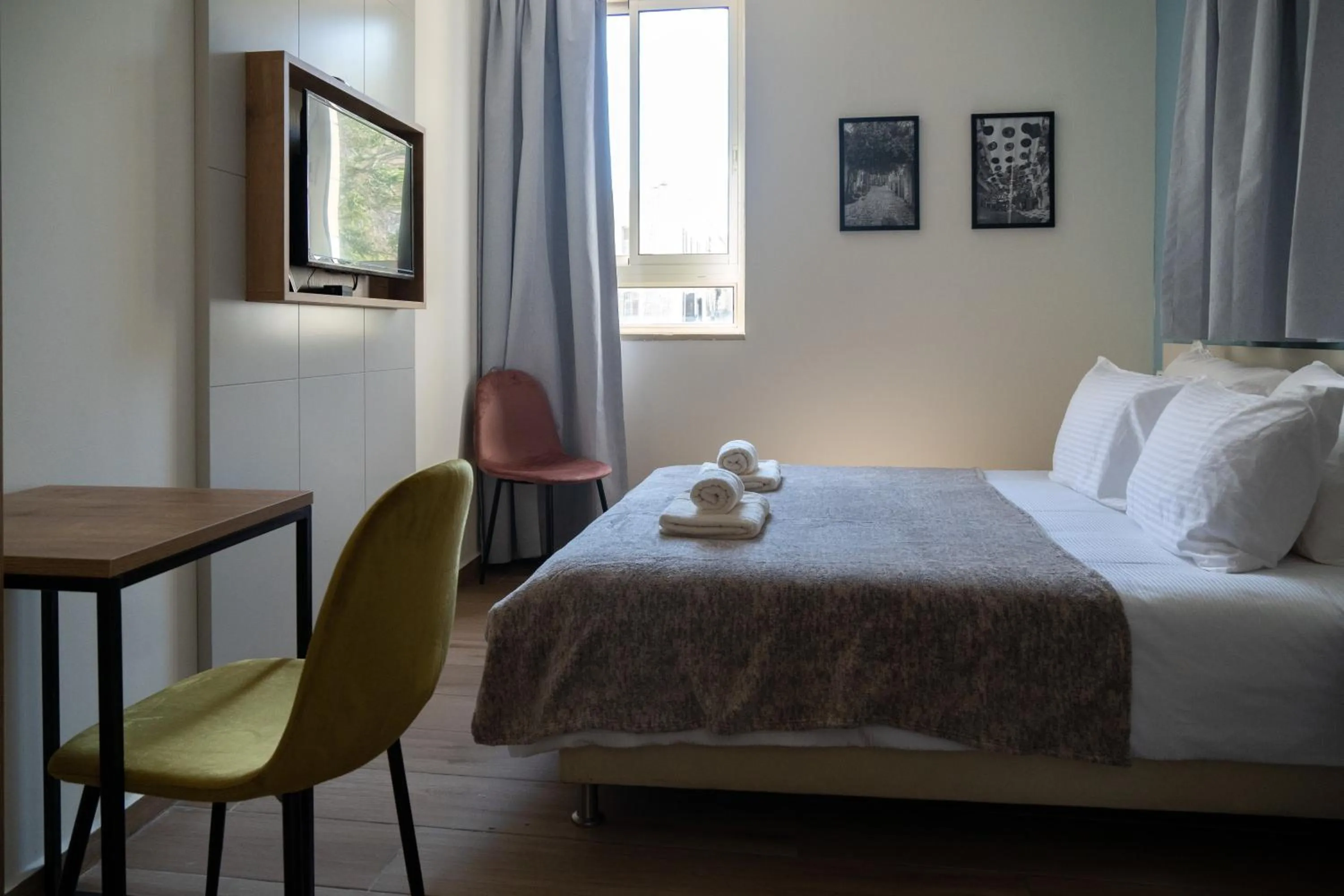 Photo of the whole room, Bed in Shlomtzi Hotel