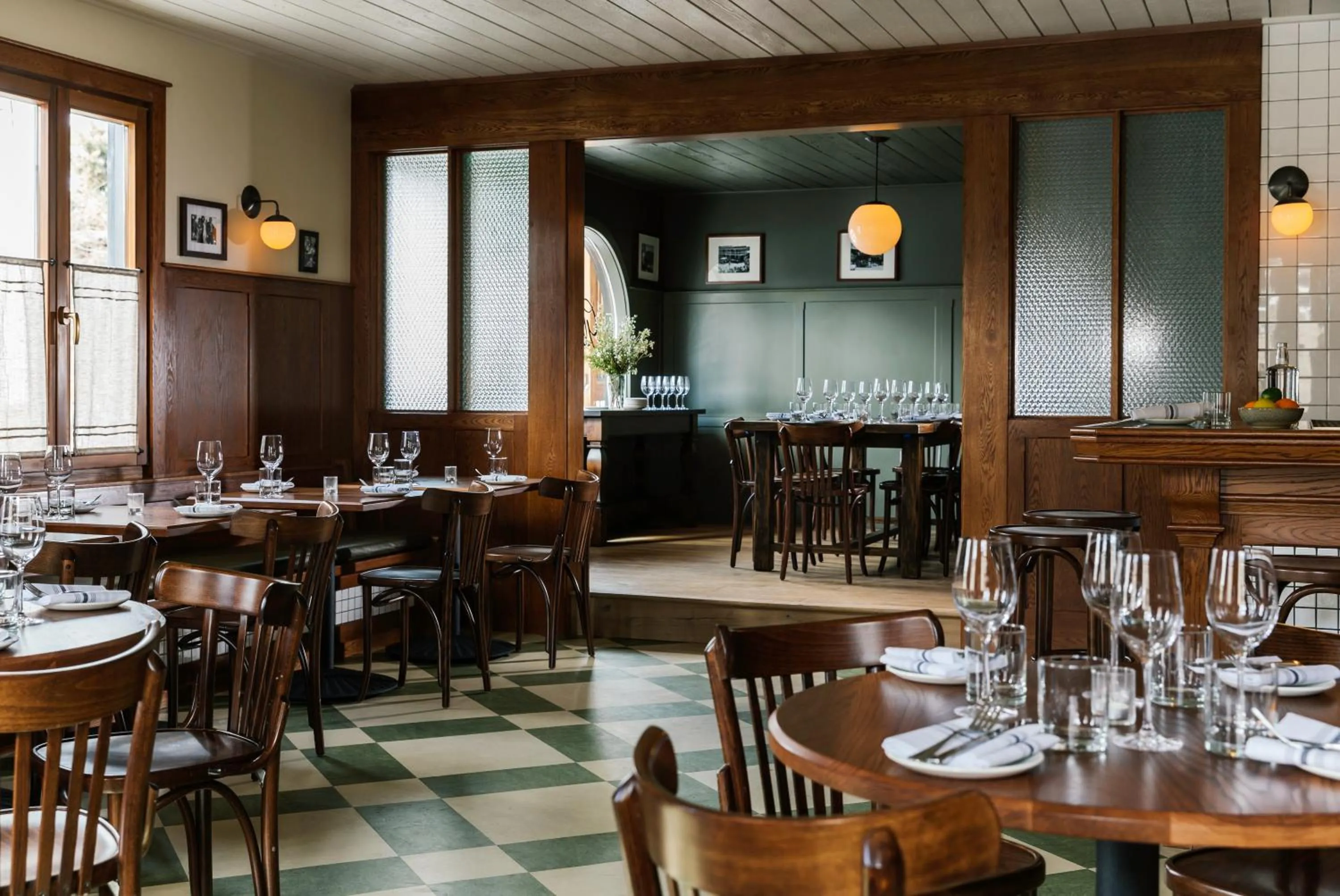 Restaurant/places to eat in Anvil Hotel