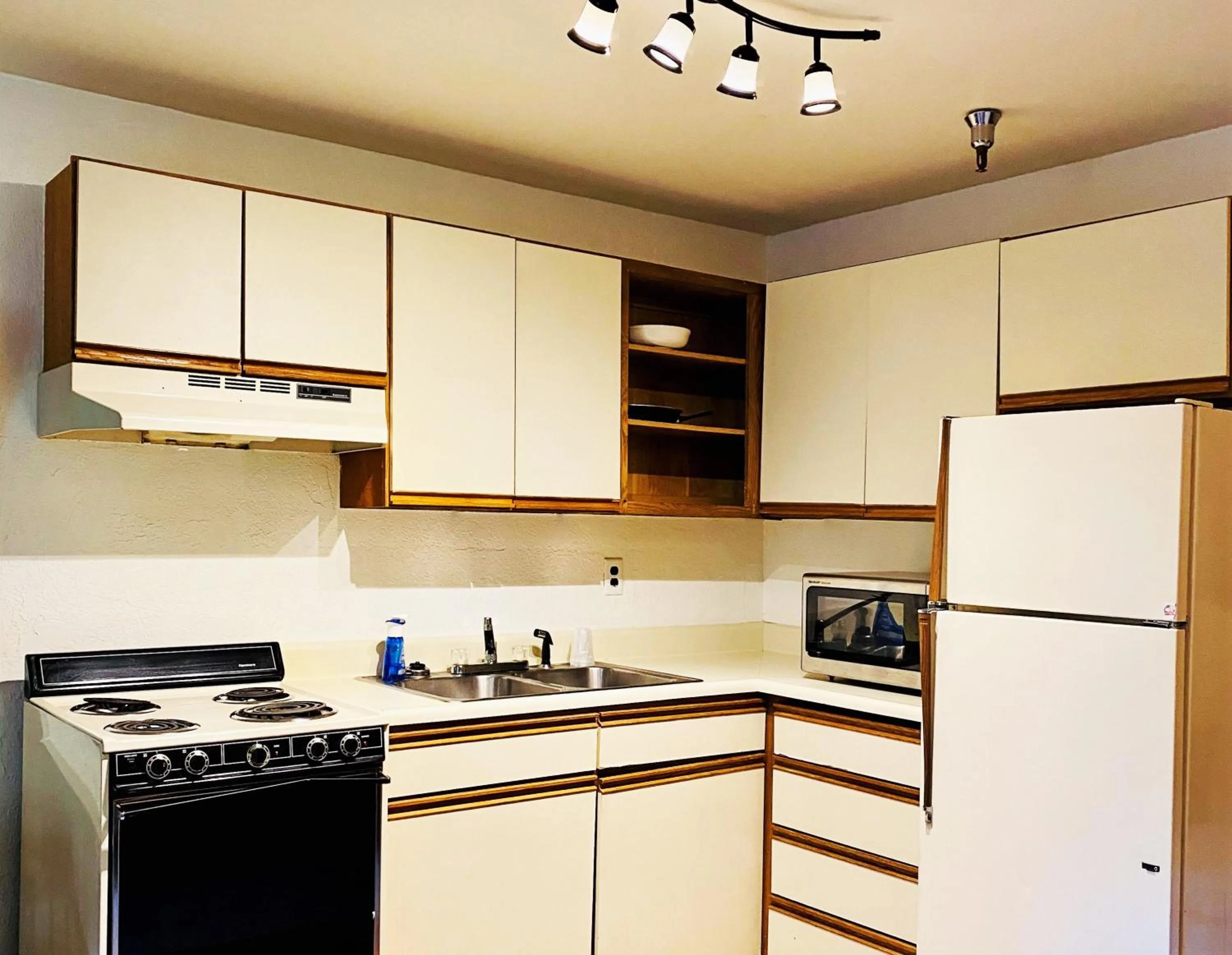 Queen Studio in Alaskan Hotel and Bar