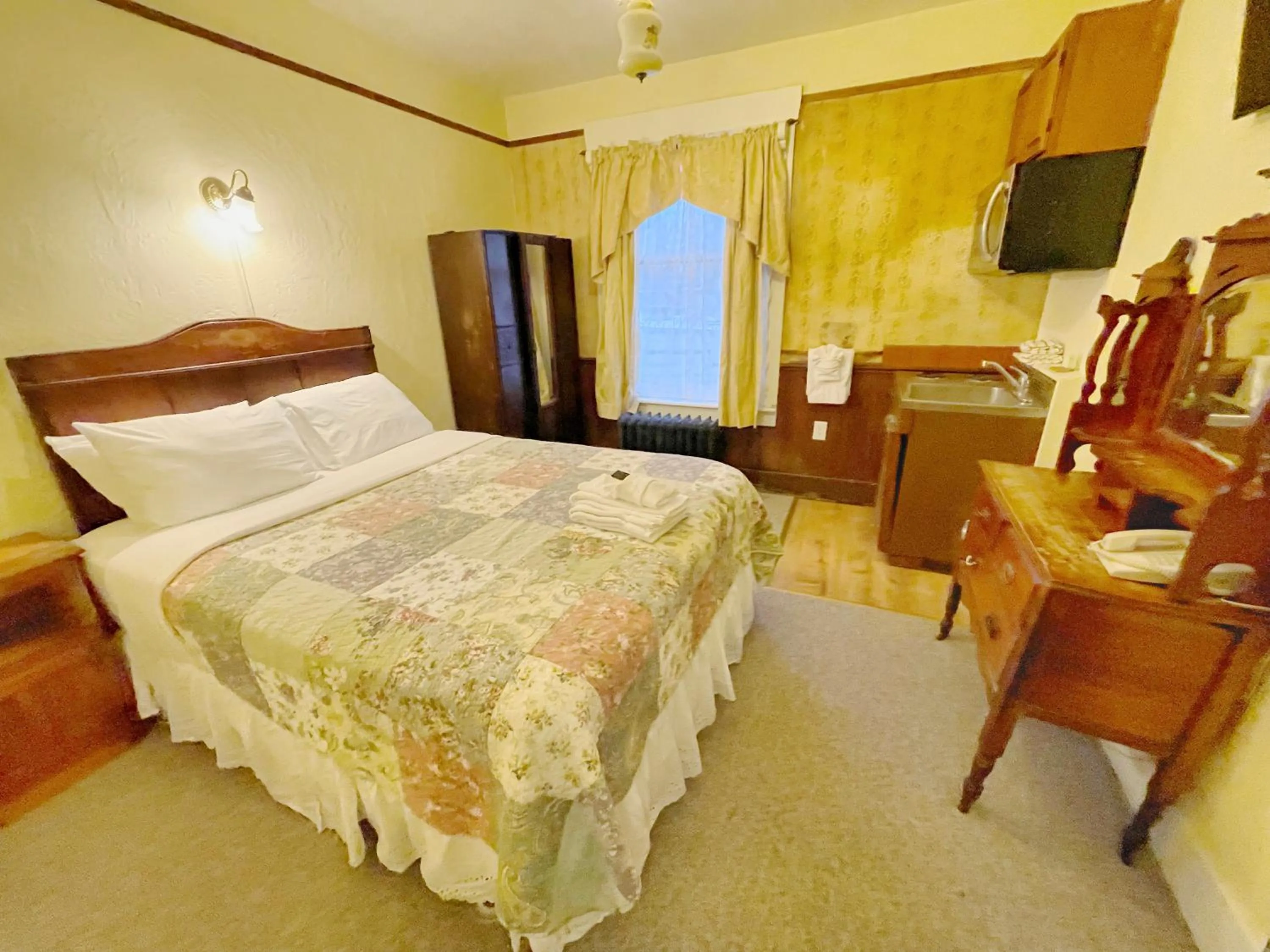 Economy Queen Shared Bath with Kitchenette in Alaskan Hotel and Bar