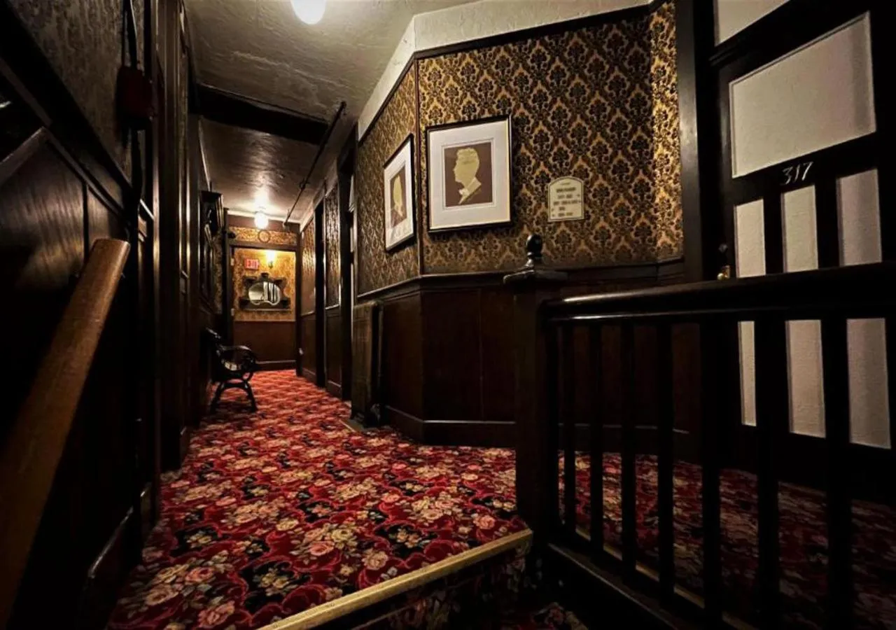 Area and facilities, Bed in Alaskan Hotel and Bar