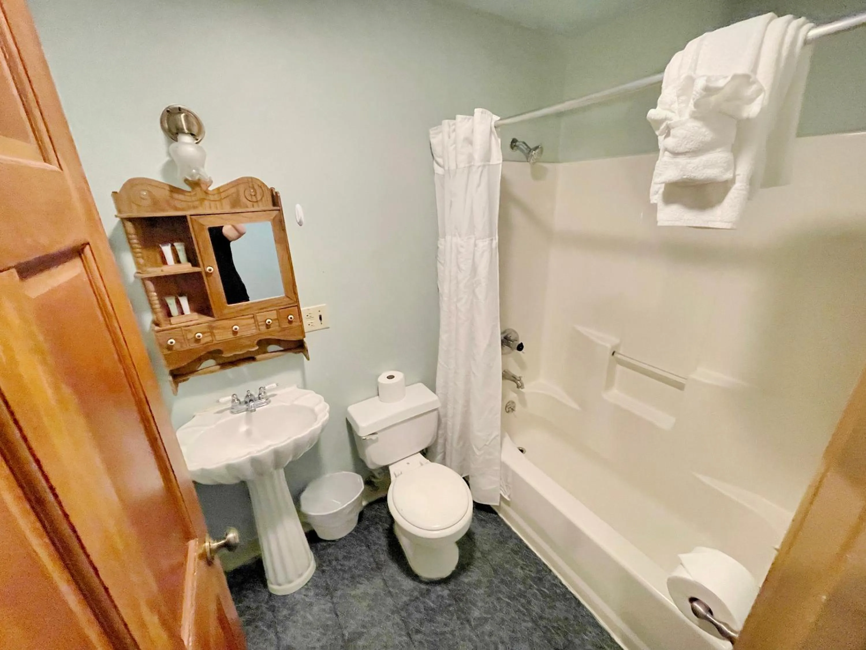 Standard Queen Room with Kitchenette in Alaskan Hotel and Bar