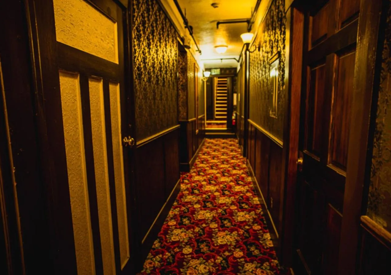 Area and facilities in Alaskan Hotel and Bar