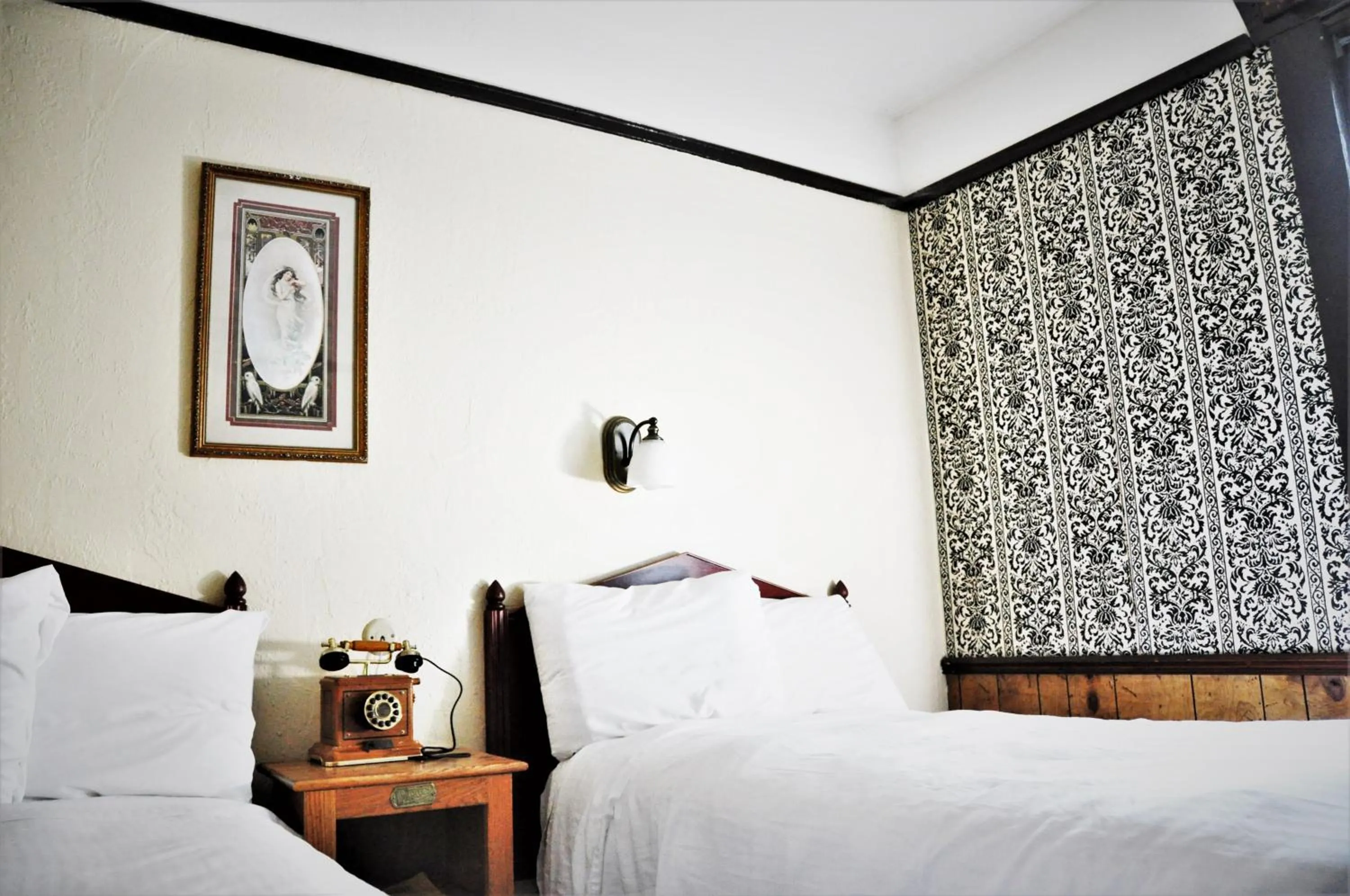 Standard Twin Room in Alaskan Hotel and Bar