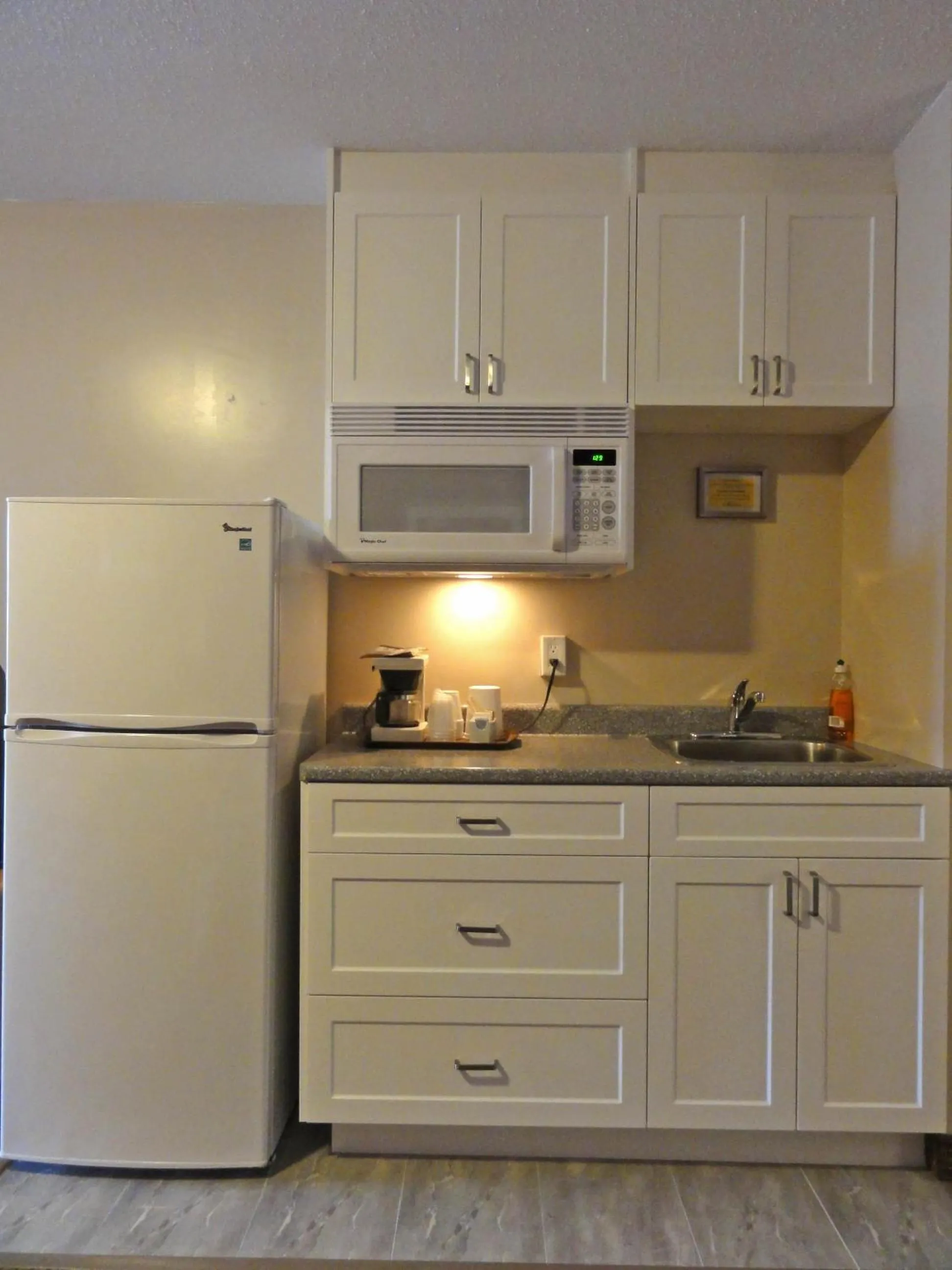 Kitchen or kitchenette in Port Augusta Inn