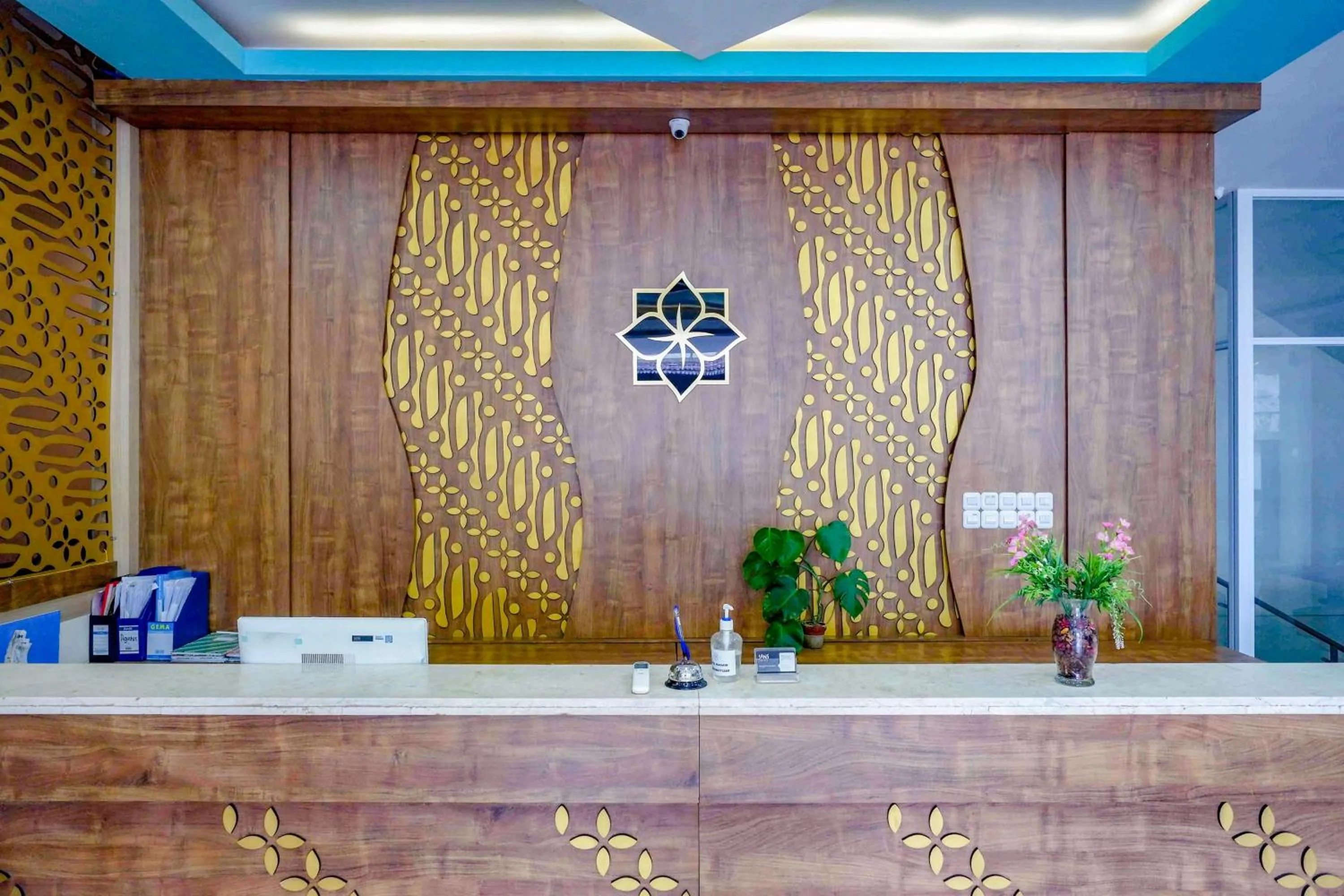 Lobby or reception in Sans Hotel Nagari Malioboro